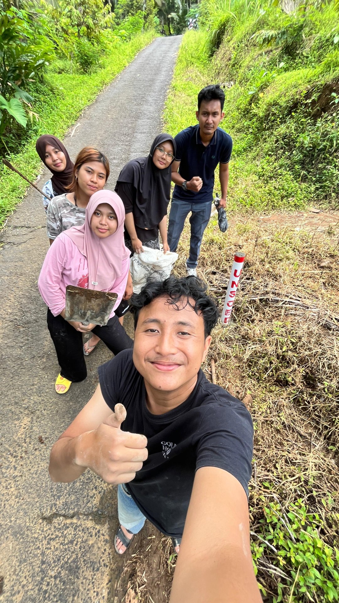 Pemasangan Reflektor di jalan Dusun Kalisalak