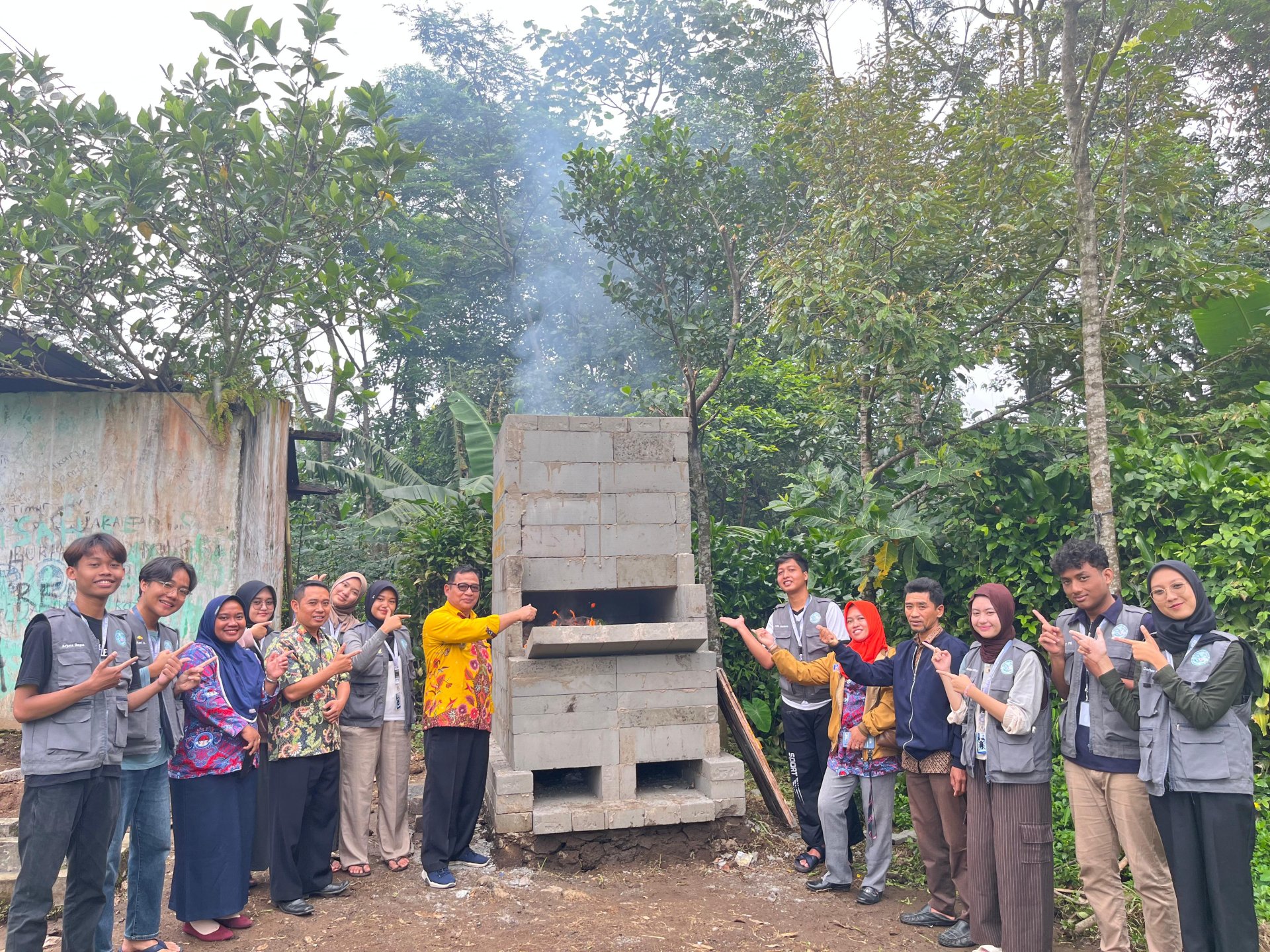 Peresmian pembakaran sampah minim asap