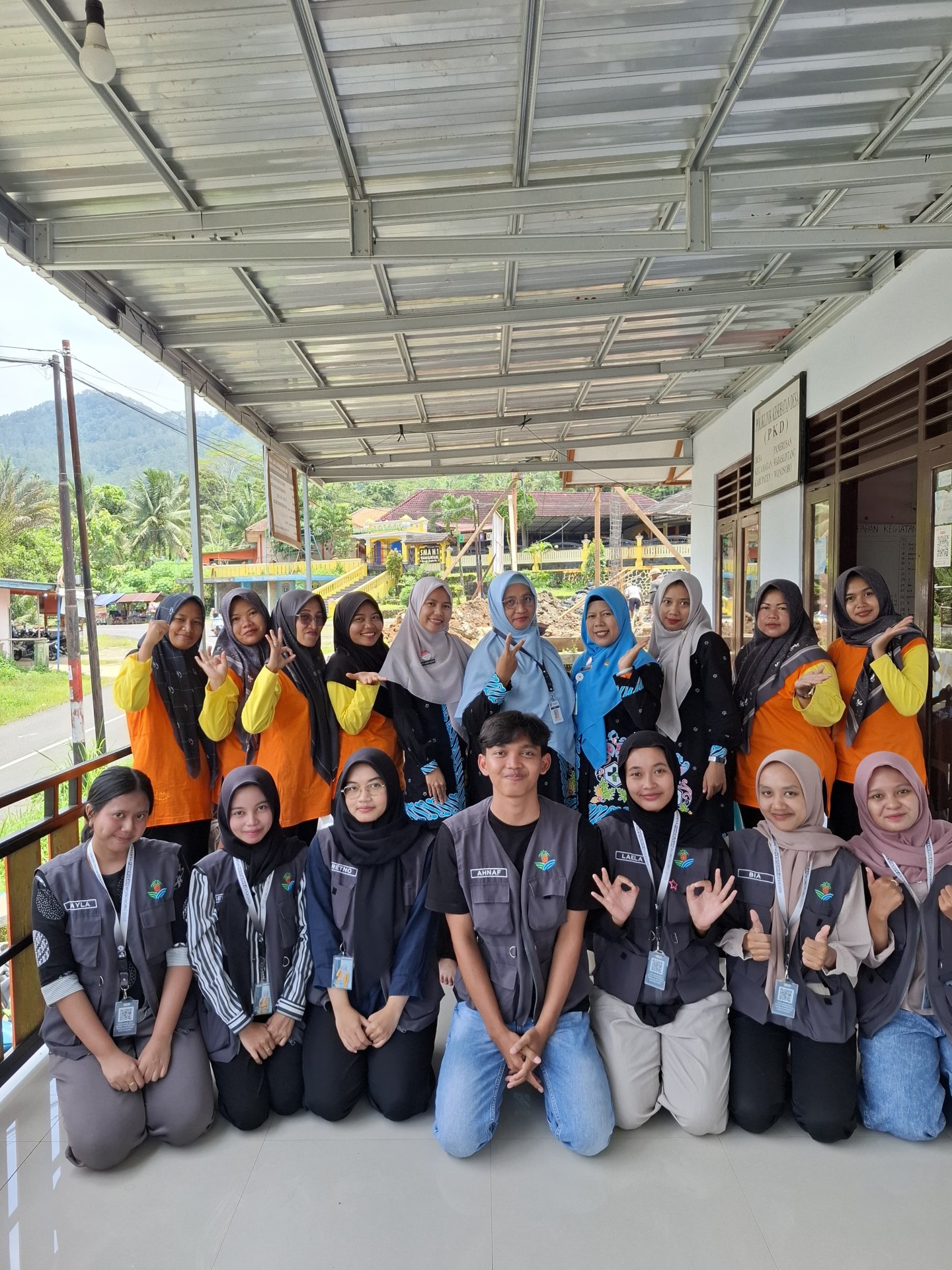 Melaksanakan program kerja bidang kesehatan dan bidang pendidikan