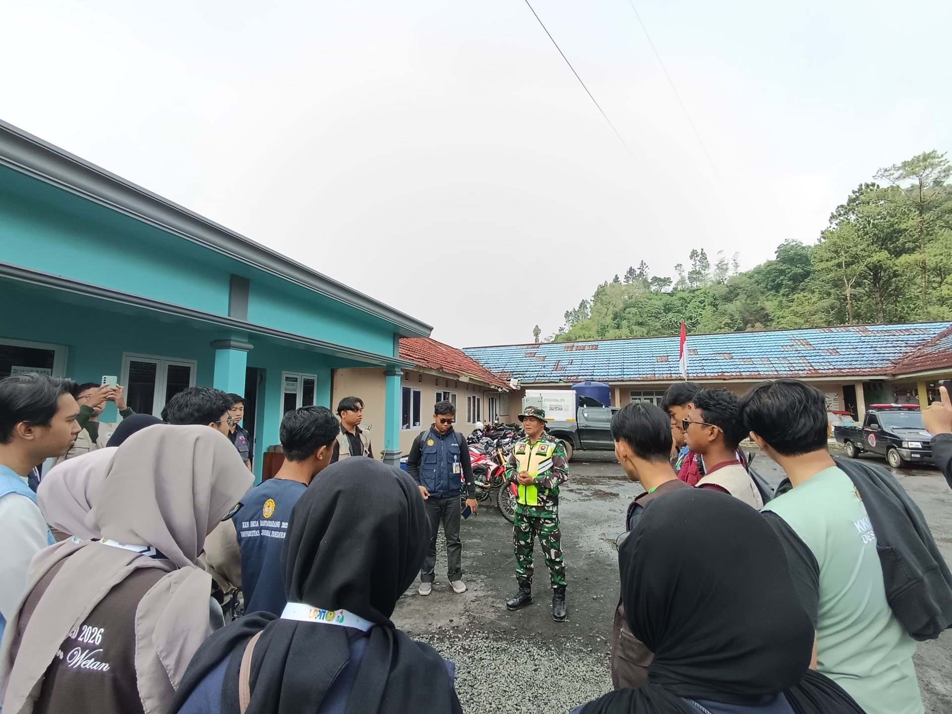 Melakukan Briefing bersama TNI dan Babinsa di Balai Desa Serang, Kec. Karangreja, Kab. Purbalingga