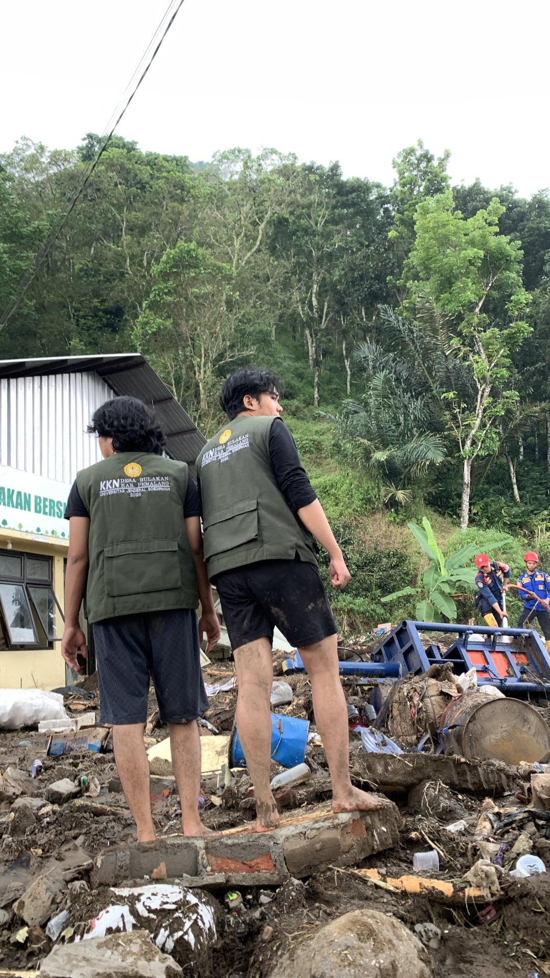 KKN HARI KE 30 - Partisipasi Mahasiswa KKN dalam Penanganan Dampak Longsor pada Unit Pengolahan Sampah Desa Bulakan