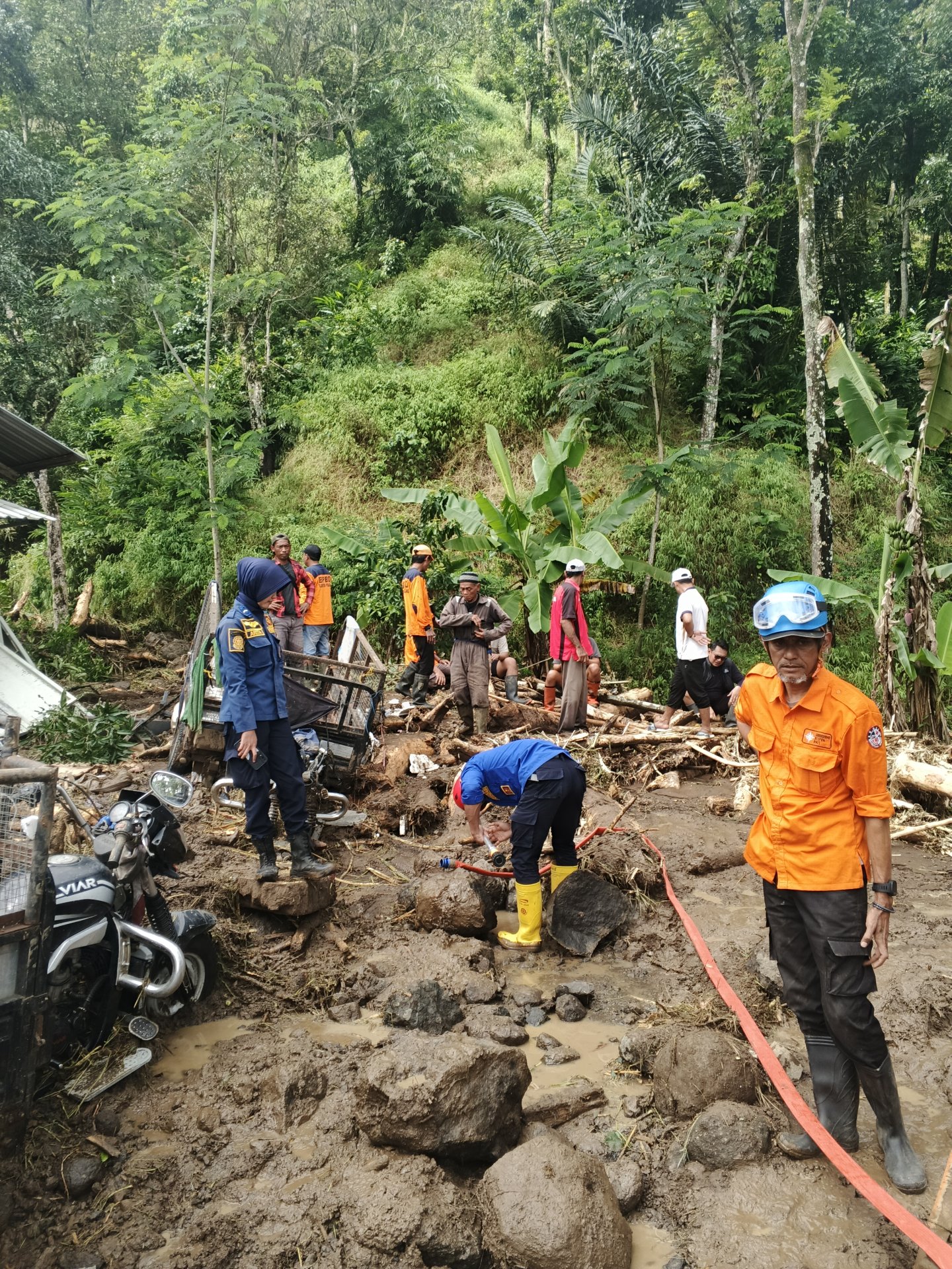 KERJA BAKTI MEMBERSIHKAN KSM TERKENA BANJIR DAN TANAH LONGSOR
