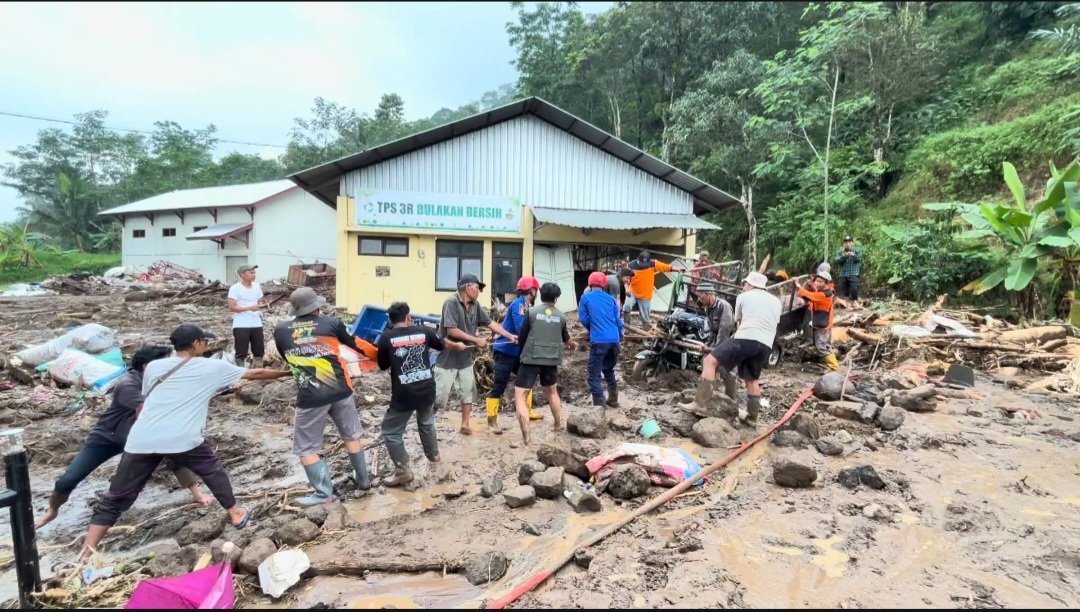 Kegiatan Bantuan Penanganan Longsor di Area KSM dan TPA