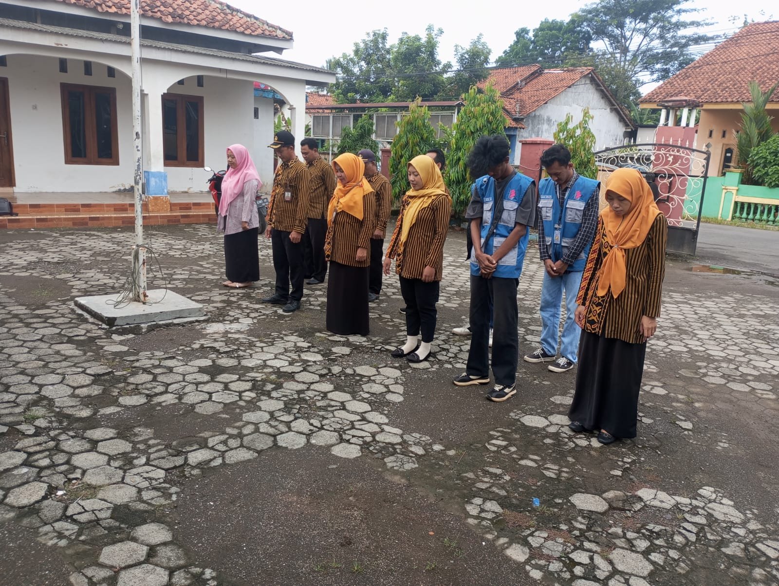 Kegiatan apel pagi di balai desa