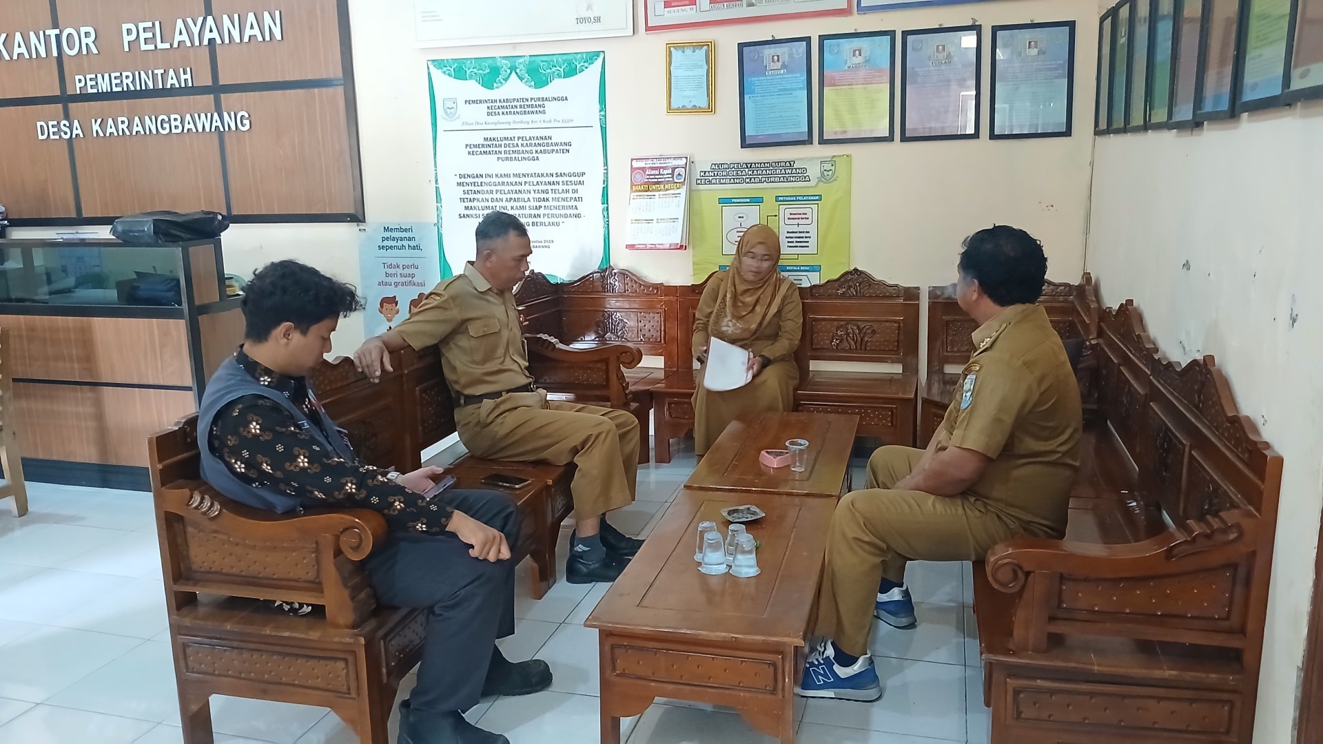 Piket Pelayanan Kantor Desa oleh Kafah dan Hani