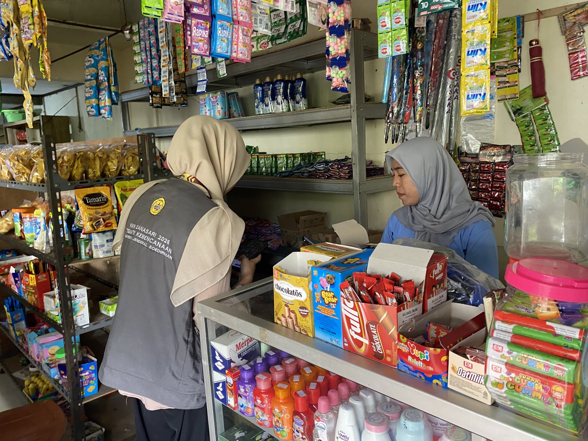 Inventarisasi dan Pendampingan UMKM : pembuatan qris di usaha toko sembako dan pertanian