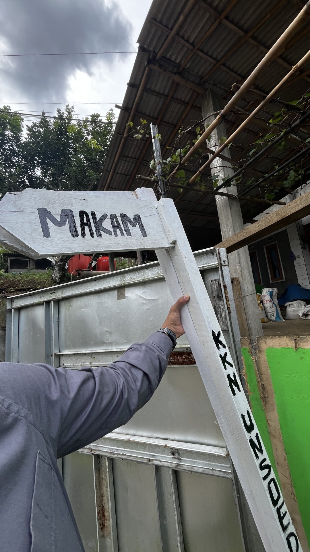 Persiapan pemasangan plang makam