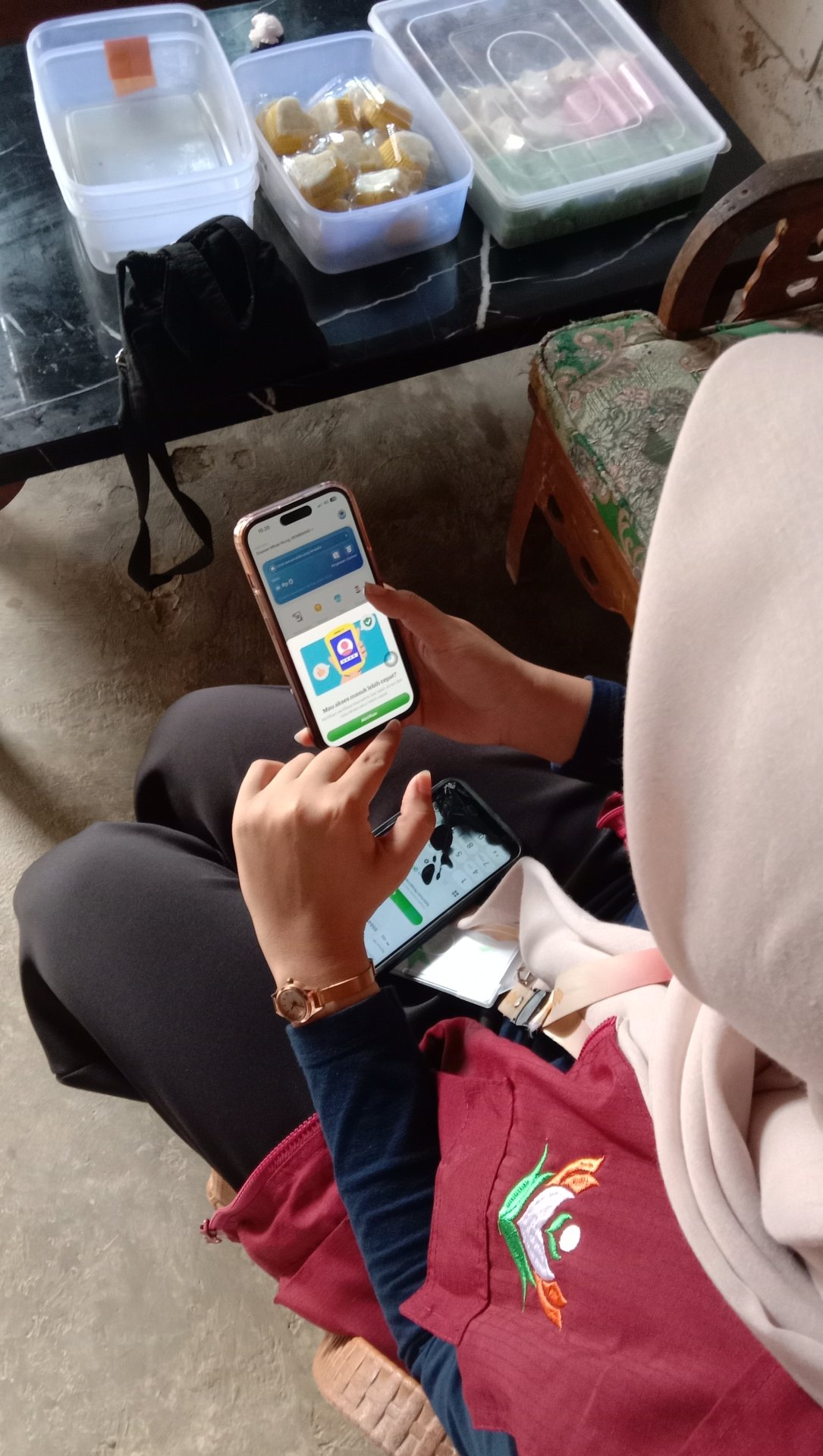 PENDAMPINGAN PEMBUATAN QRIS BAGI UMKM JAJANAN PASAR BU NUNG DESA BODASKARANGJATI