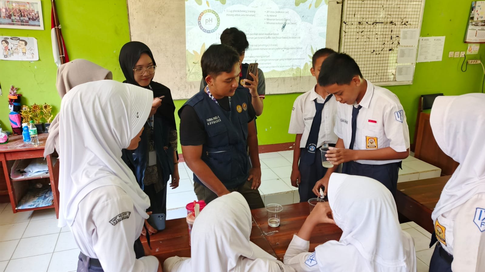 Kegiatan Hari Ke-30 | Sosialisasi dan Uji PH Air Minum di SMPN 1 Kesugihan