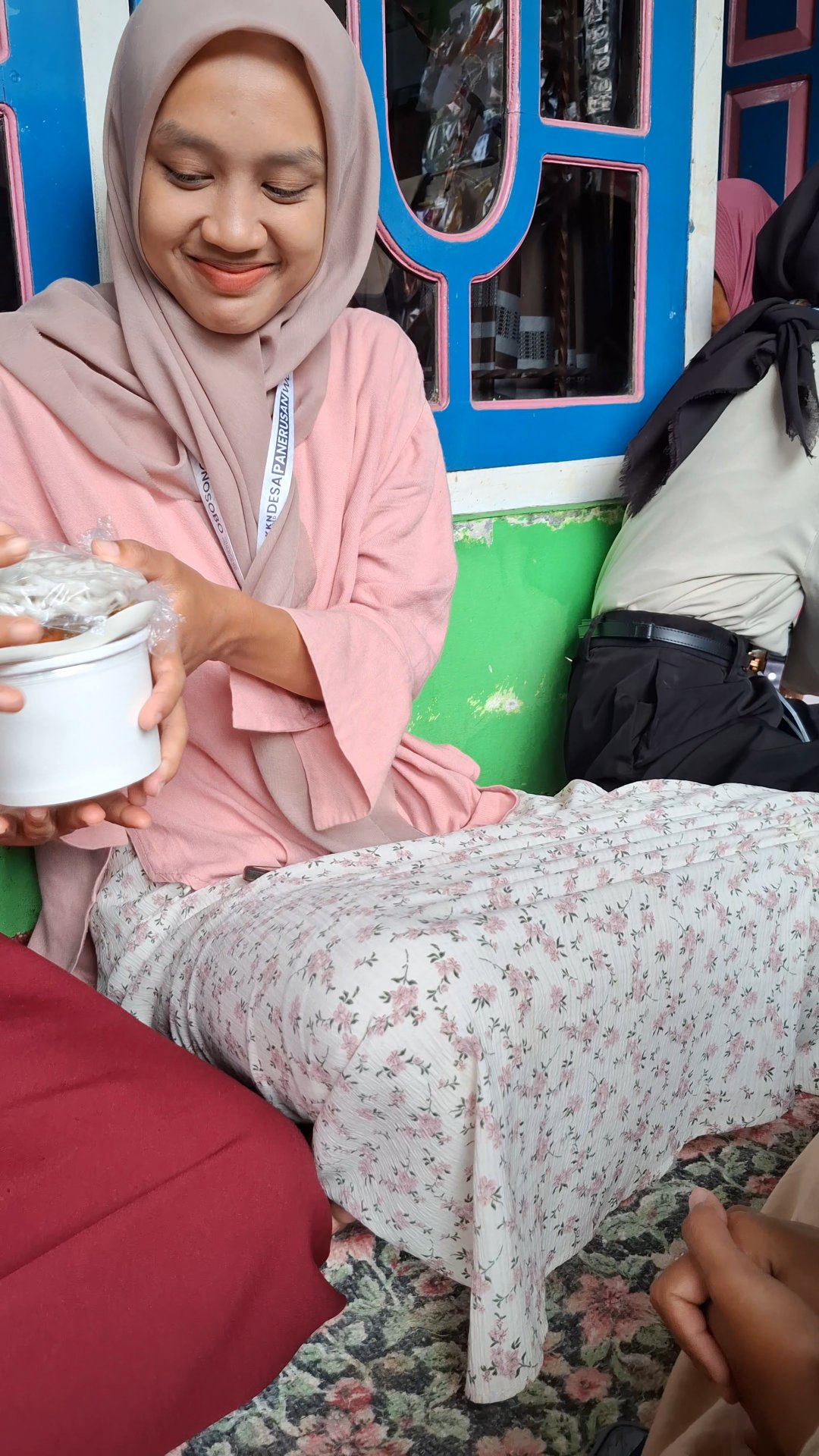 membuat vidio profil desa, foro kenang kenangan bersama mbah, dan mengikuti yasinan di dusun kalitelu