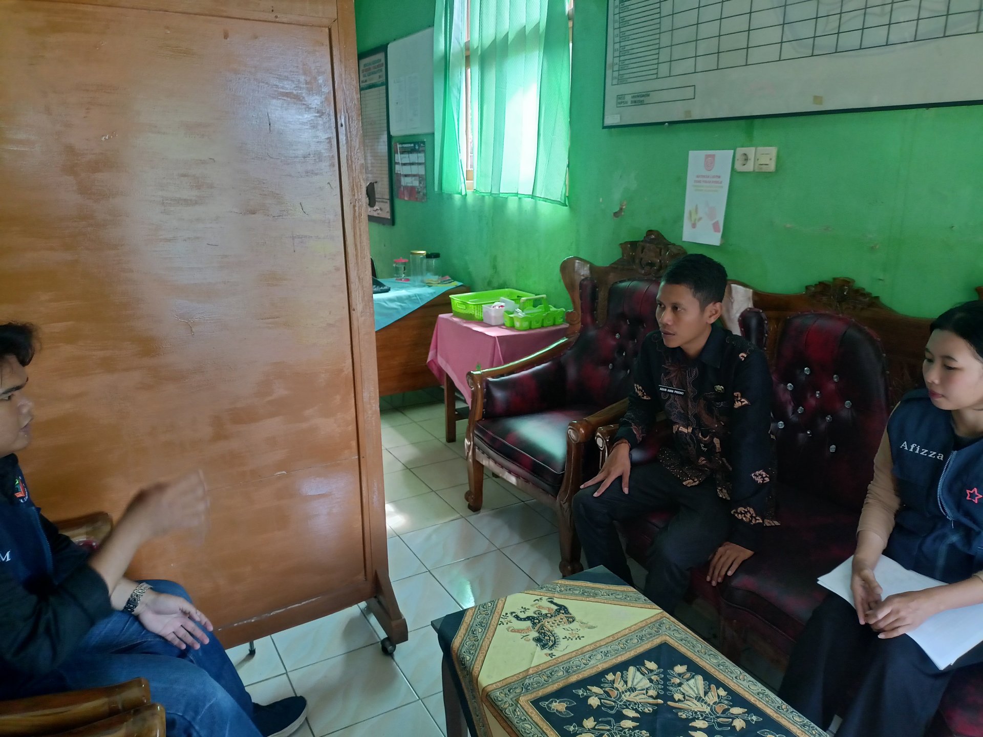 Penyebaran Pamplet Penutupan KKN Desa Kalikesur