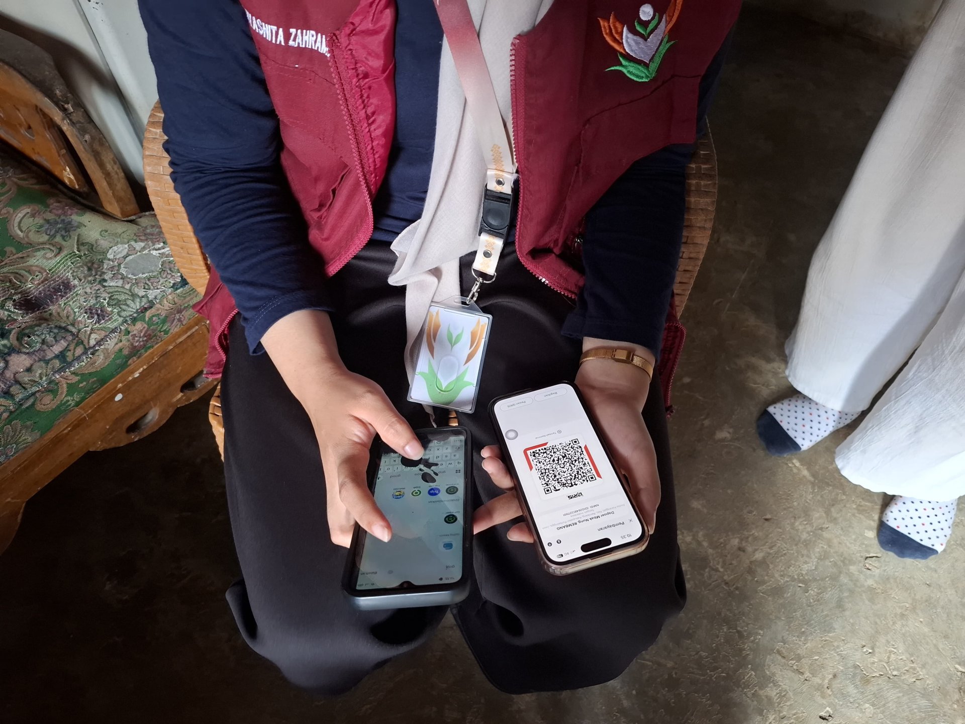 Pendampingan Pembuatan QRIS bagi UMKM Jajanan Pasar  Bu Nung Desa Bodaskarangjati