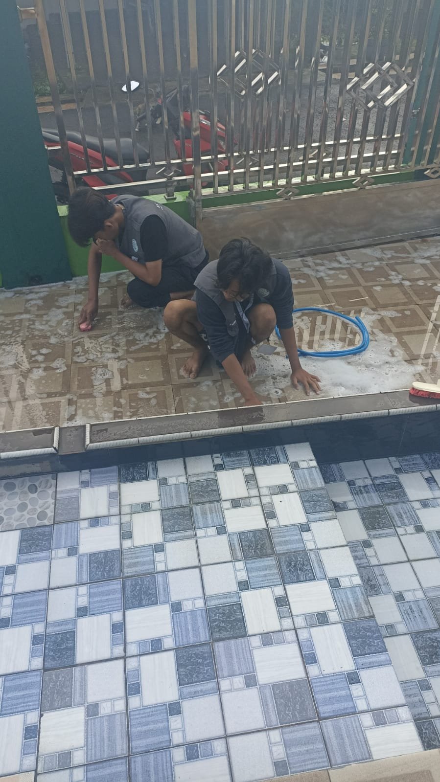 Melakukan kerja bakti jumat wajib