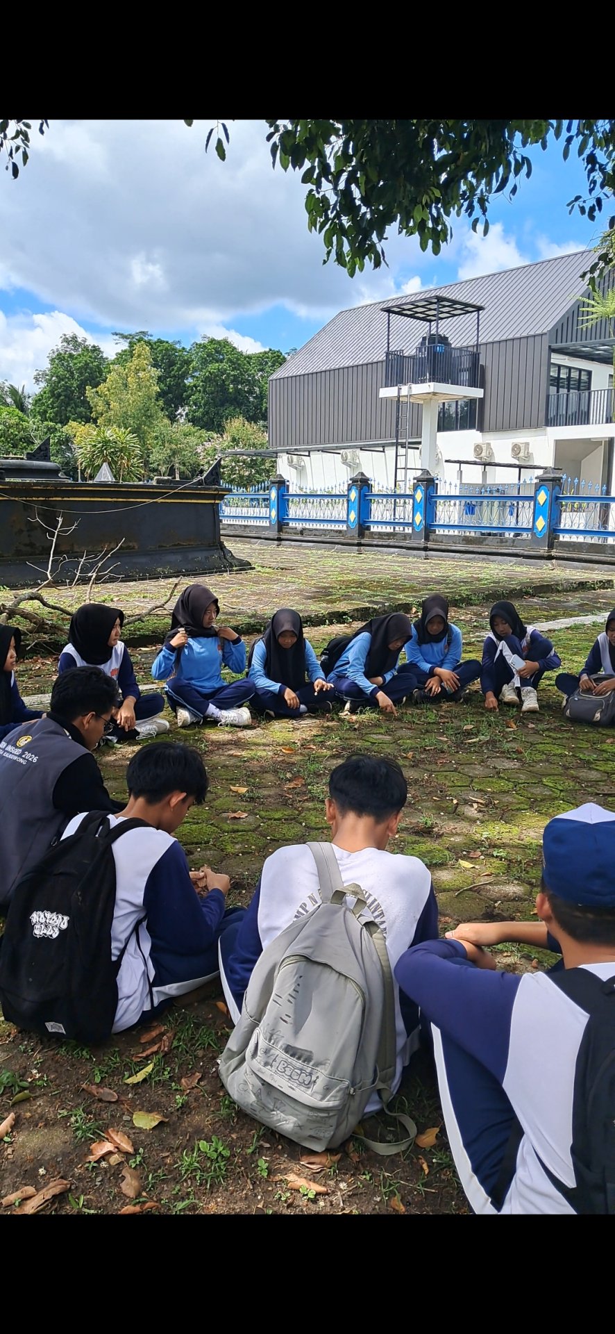 KKN Hari Ketigapuluhsatu Pemberian Latihan Dasar Kepemimpinan Osis SMPN 5 Wadaslintang
