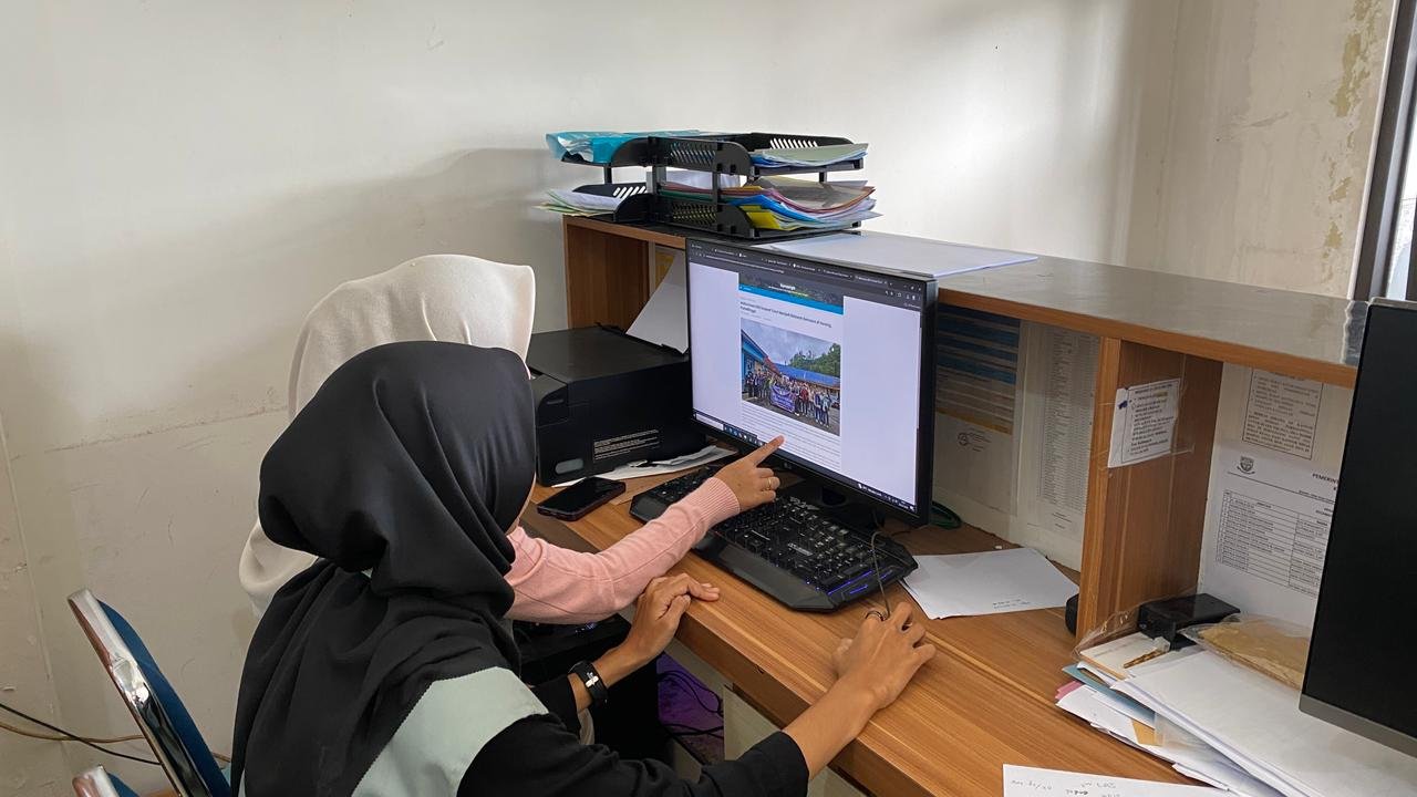 Mahasiswa KKN Desa Sumampir Periode Jan-Feb 2026 Penguploadan artikel atau berita di website desa sumampir.