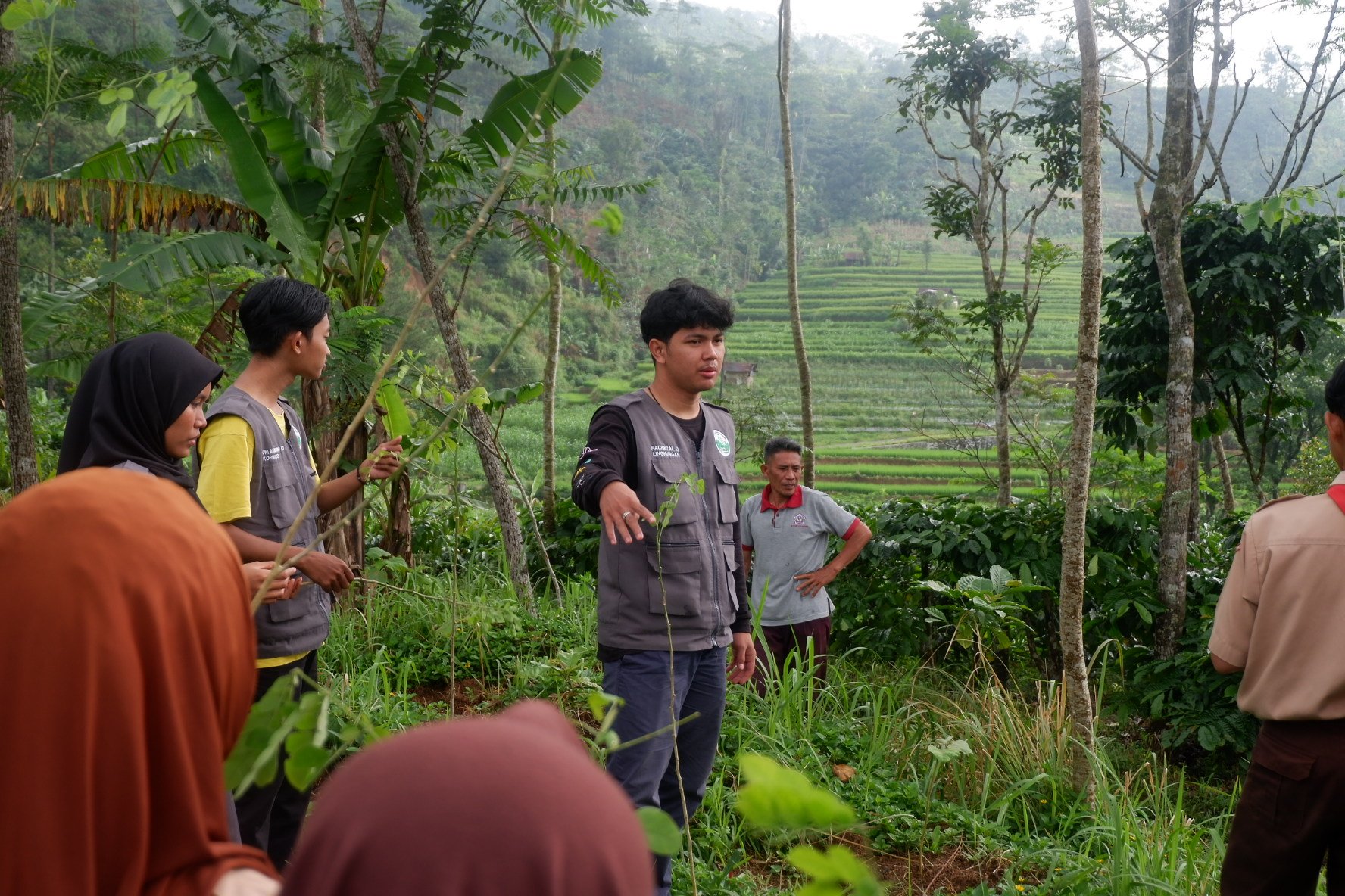 Penanaman bibit trembesi di SMPN 2 Karangjambu