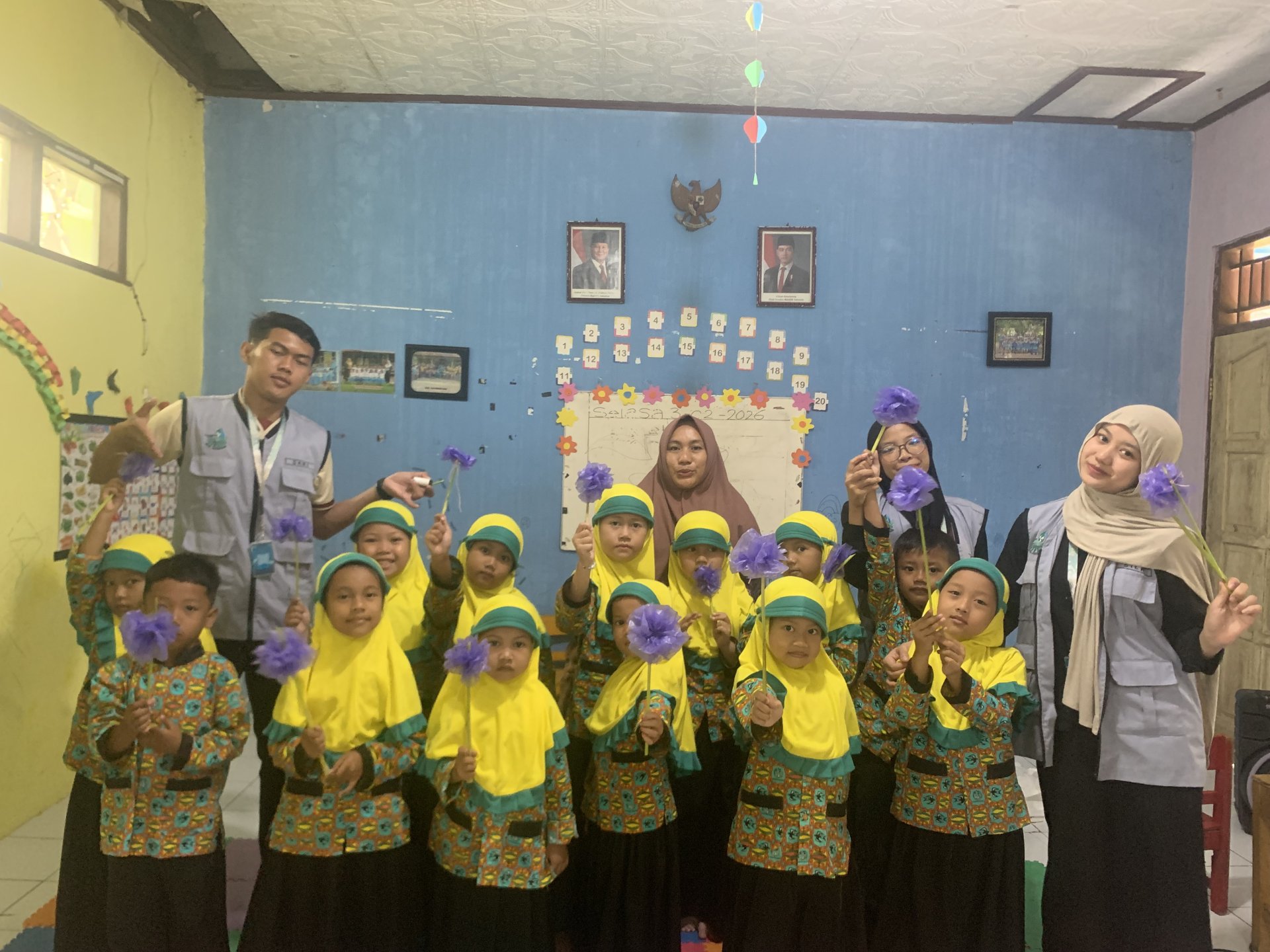 pendampingan pembuatan kerajinan bunga dari plastik di tk pgri jatimulyo