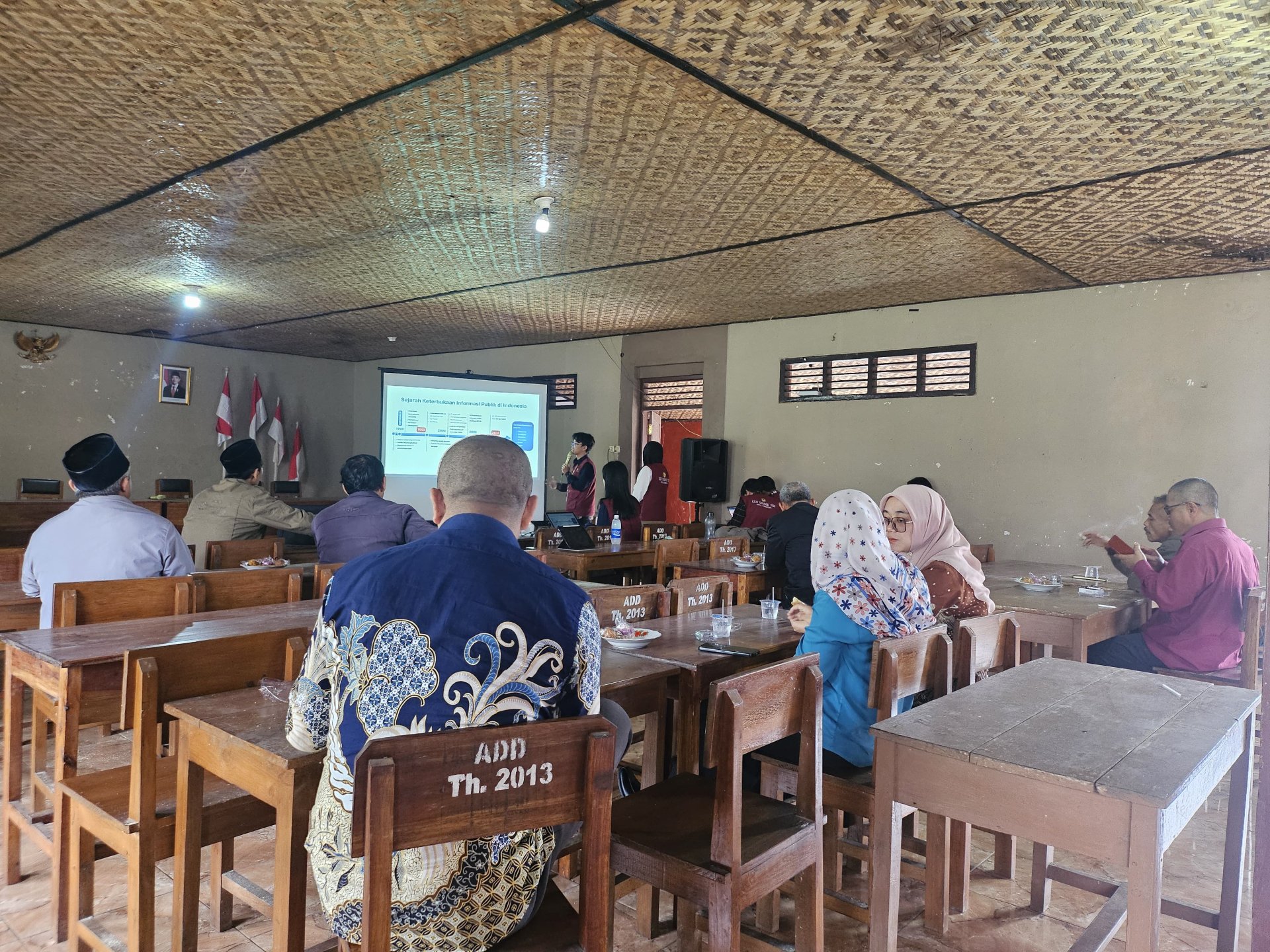 Sosialisasi Keterbukaan informasi publik di balai desa gombong