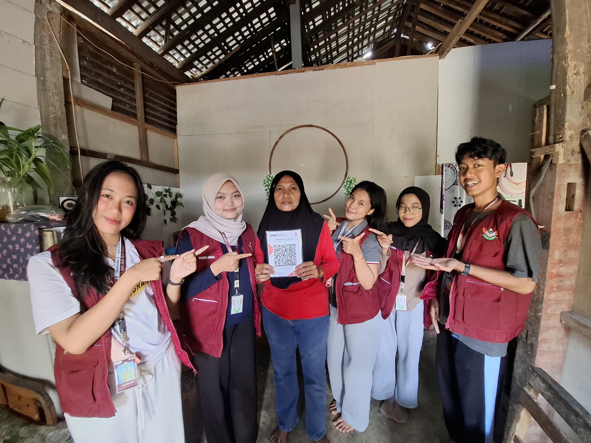 Pendampingan Pembuatan QRIS bagi UMKM Jajanan Pasar Bu Nung Desa Bodaskarangjati