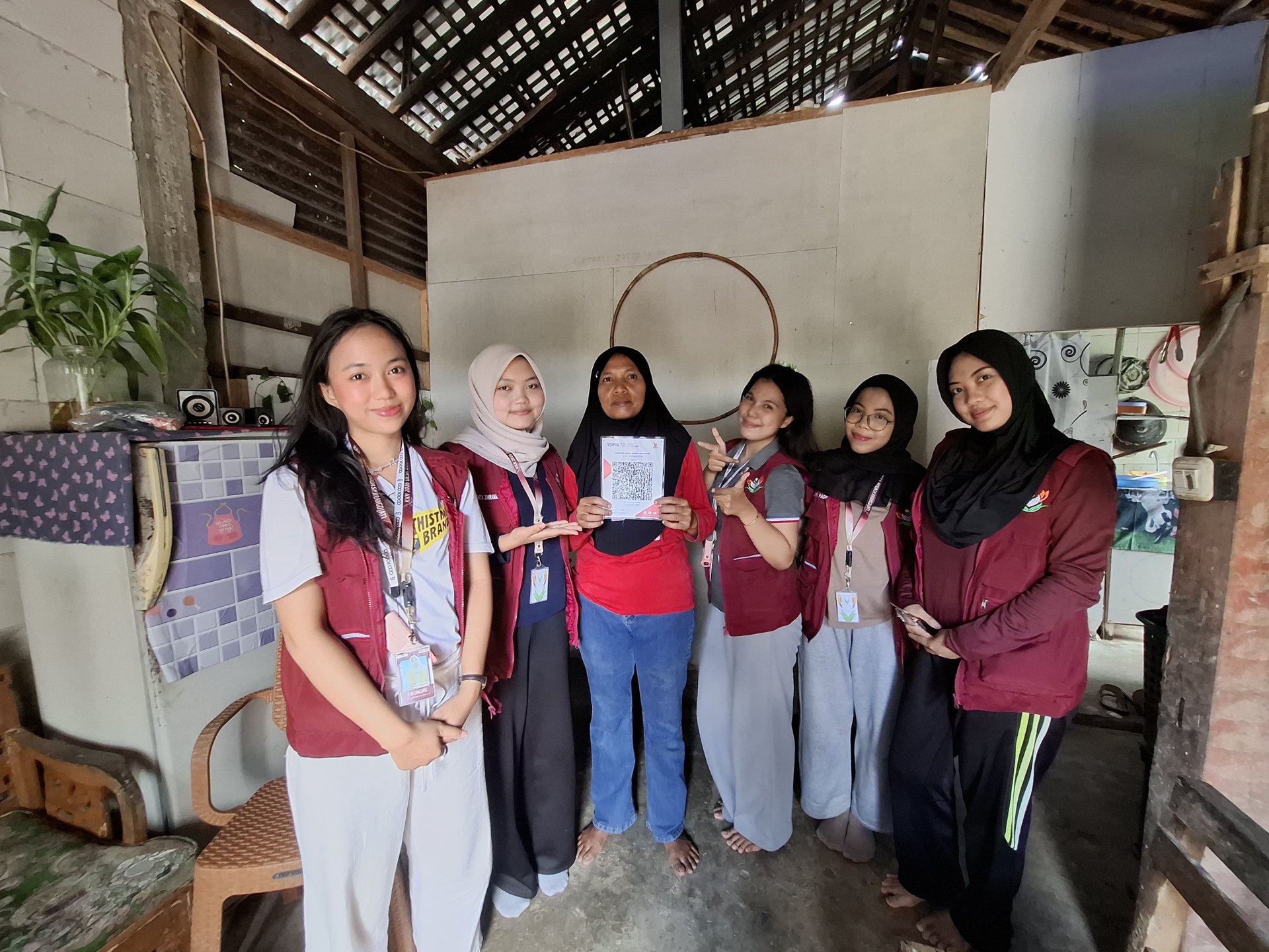 PENDAMPINGAN PEMBUATAN QRIS BAGI UMKM JAJANAN PASAR BU NUNG DESA BODASKARANGJATI