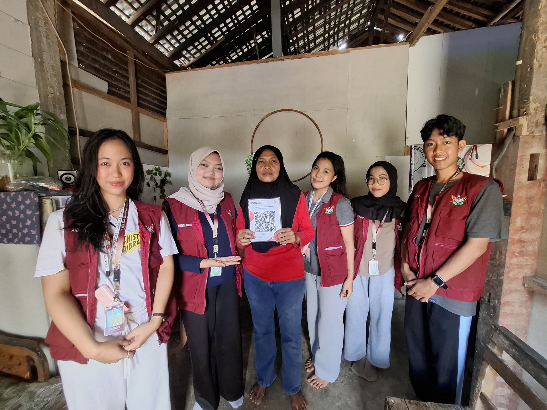 Pendampingan Pembuatan QRIS bagi UMKM Jajanan Pasar  Bu Nung Desa Bodaskarangjati