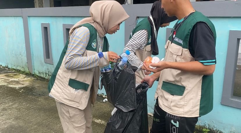 Sosialisasi sistem bank sampah dan pemasaran sampah anorganik di RT 01