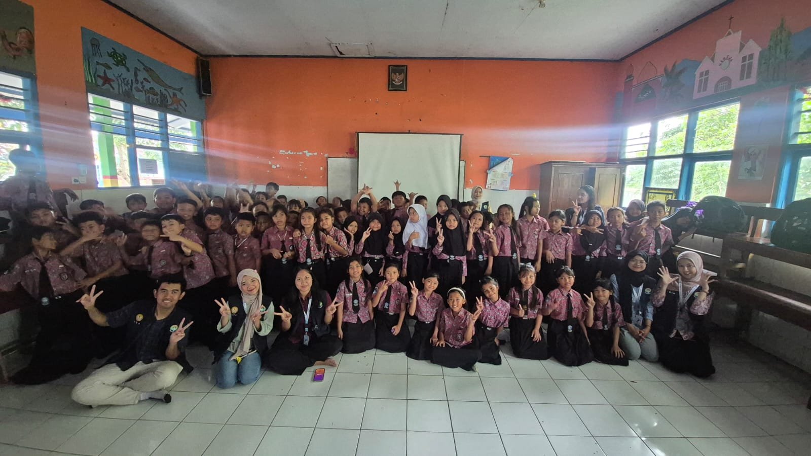 Day 29 dan 30 - Mengikuti kegiatan menonton film edukasi di SD 2 dan SD 4 Sikasur