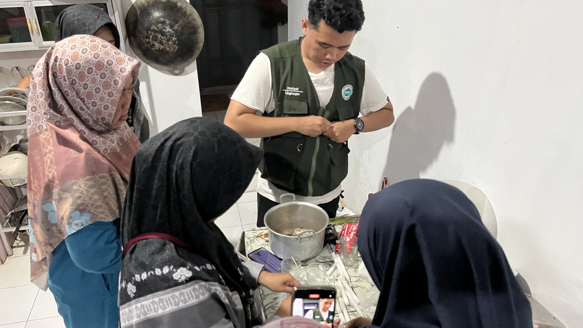 Sosialisasi & Praktik Pembuatan Lilin Aromaterapi