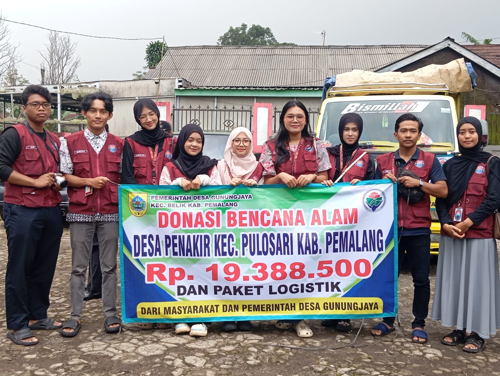 Kegiatan penyaluran donasi ke bencana banjir pulosari