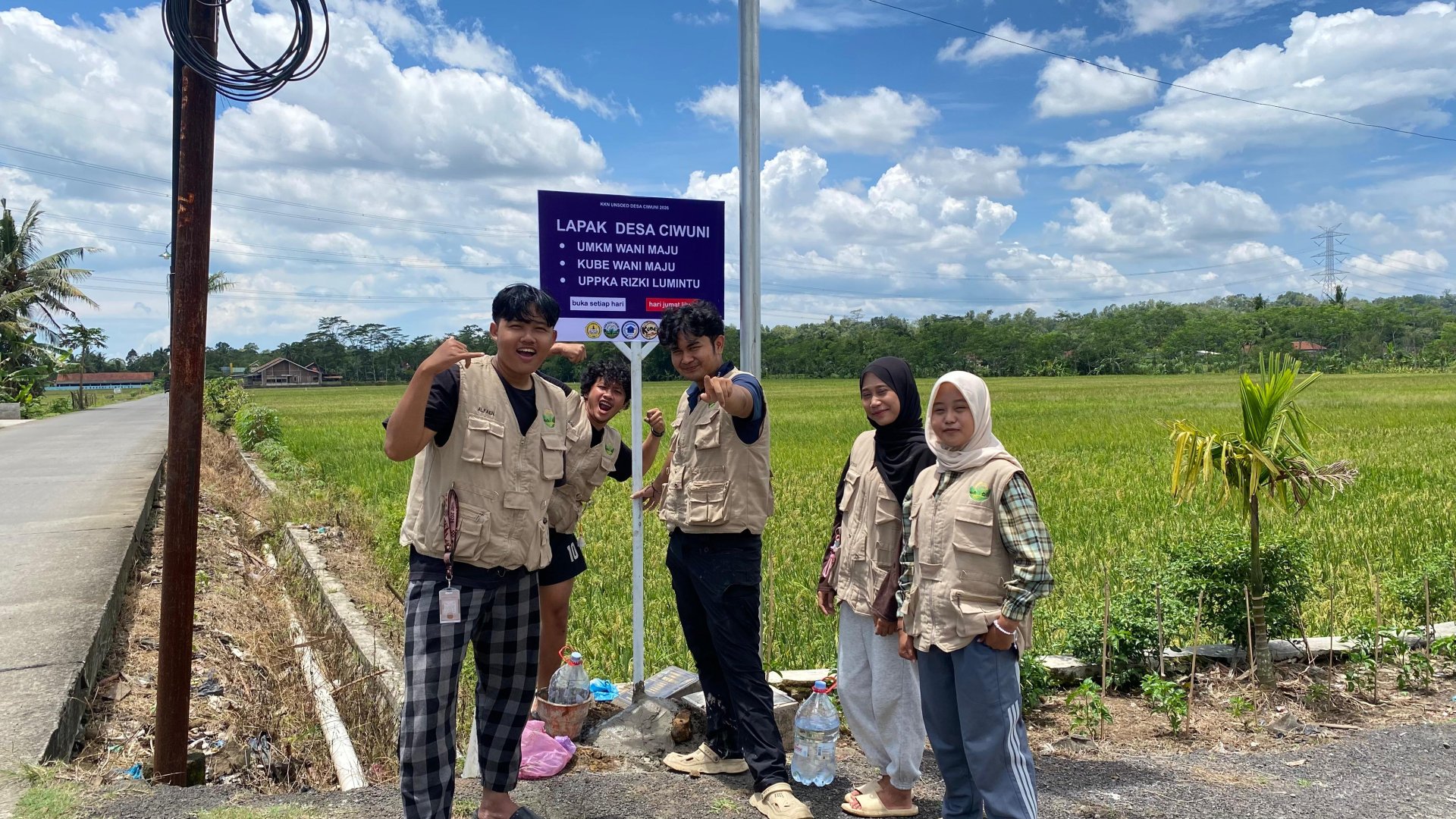 Day 31 Pemasangan plang UMKM ,Pembuatan Video after movie, serta pemberian surat undangan untuk malam perpisahan.