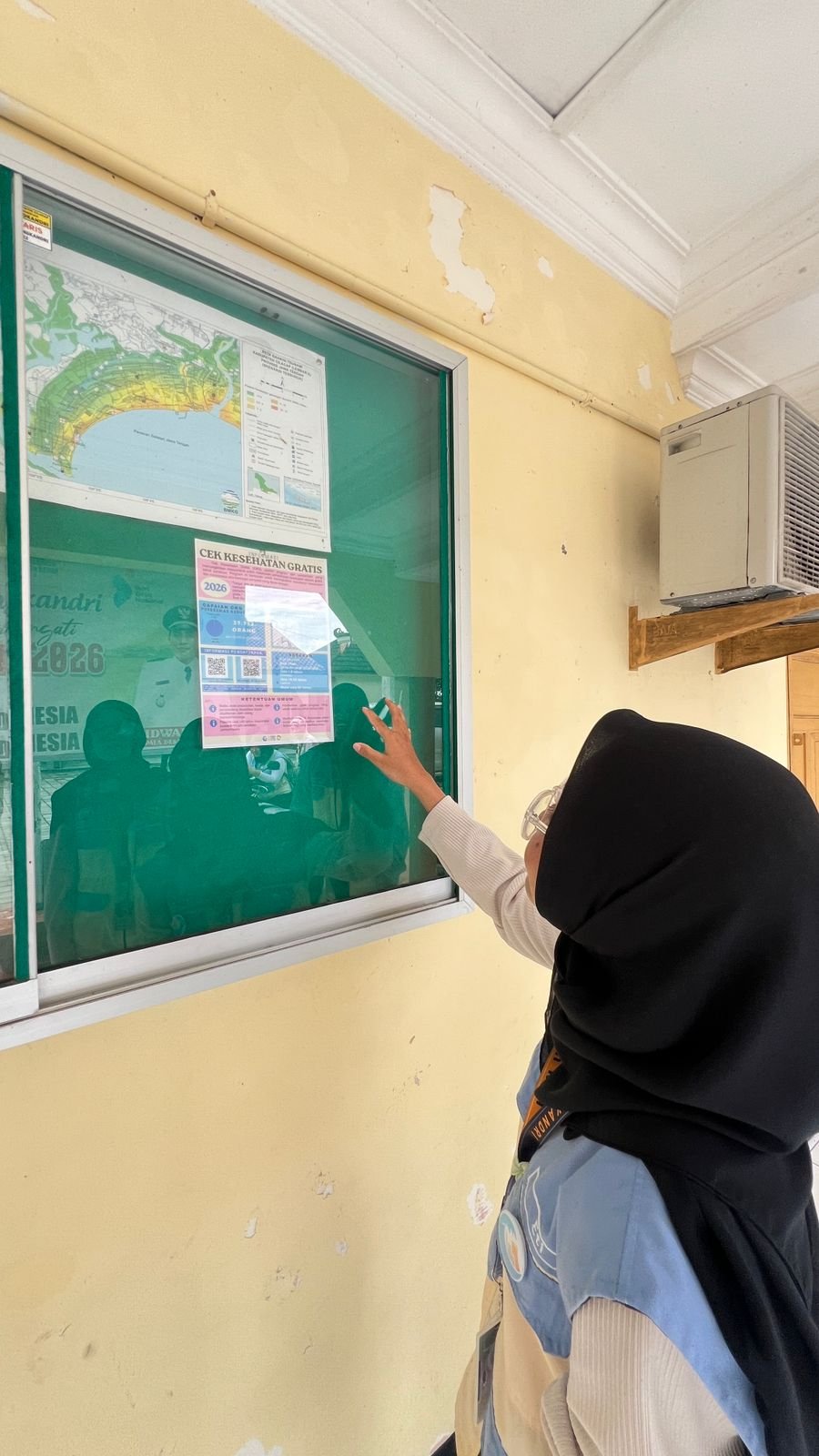 Pemasangan Poster Informasi Cek Kesehatan Gratis