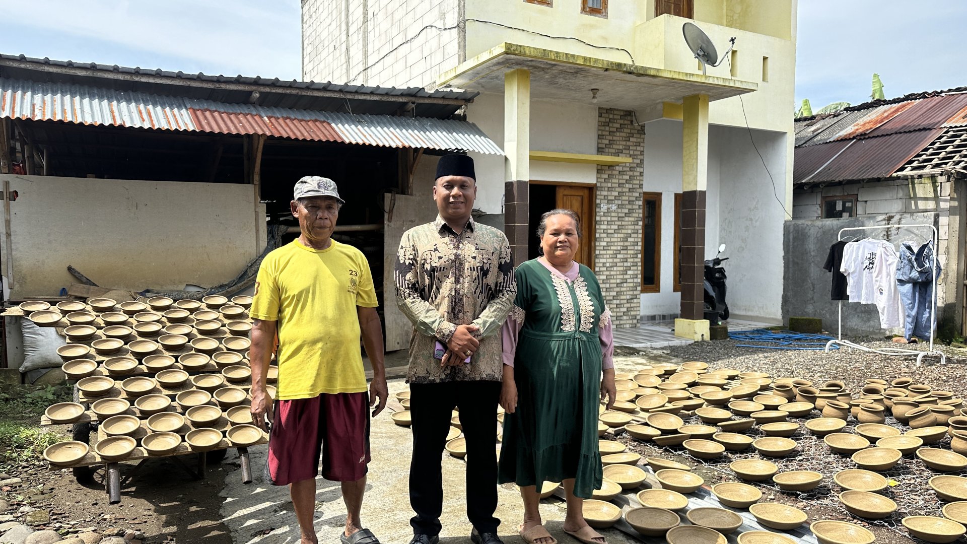 Shooting vidio untuk after movie KKN dan wawancara kepada beberapa perangkat desa dan ibu posko.