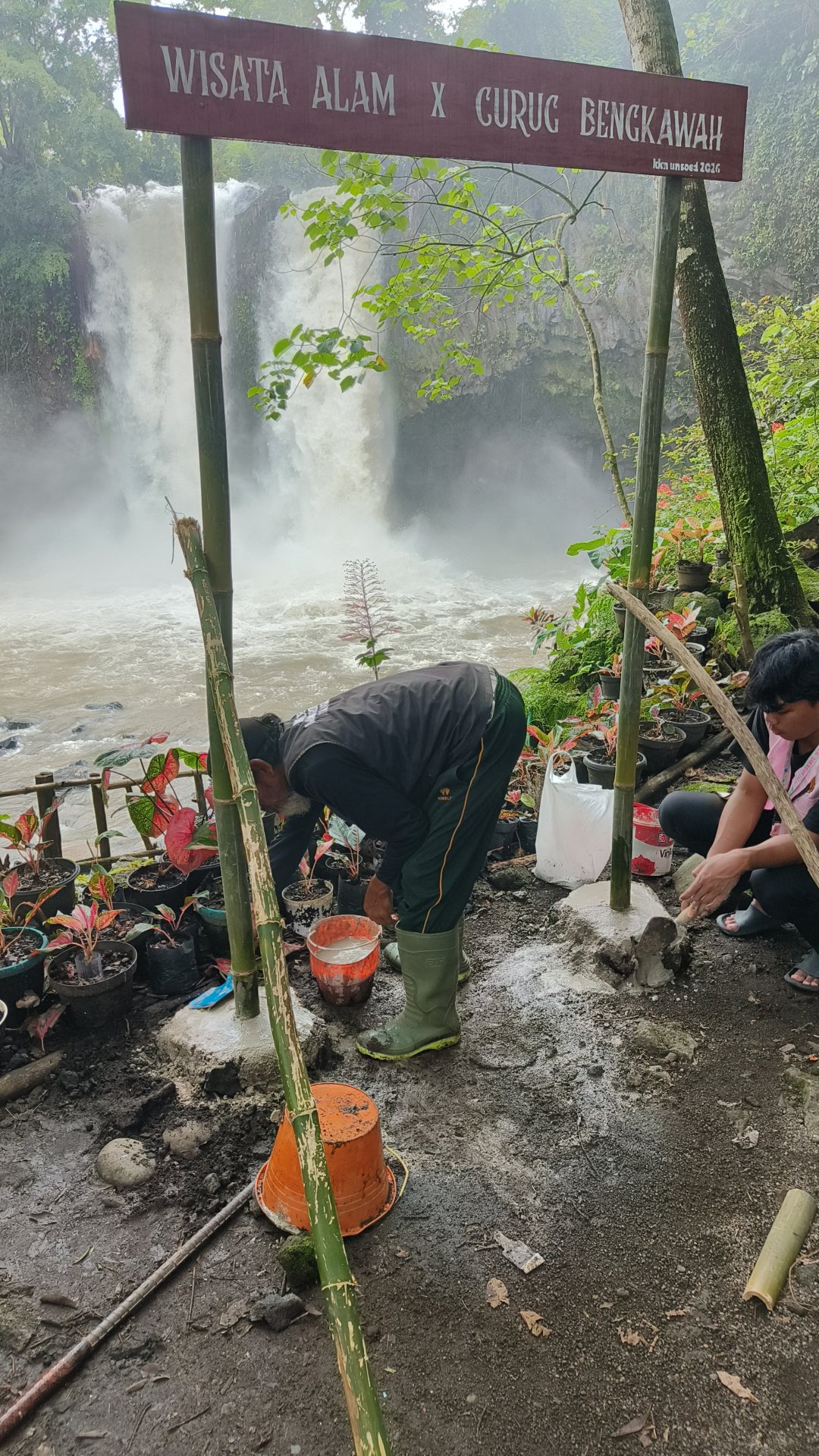 Hari ke 32 KKN Sikasur (pemasangan plank di Curug bengkawah)