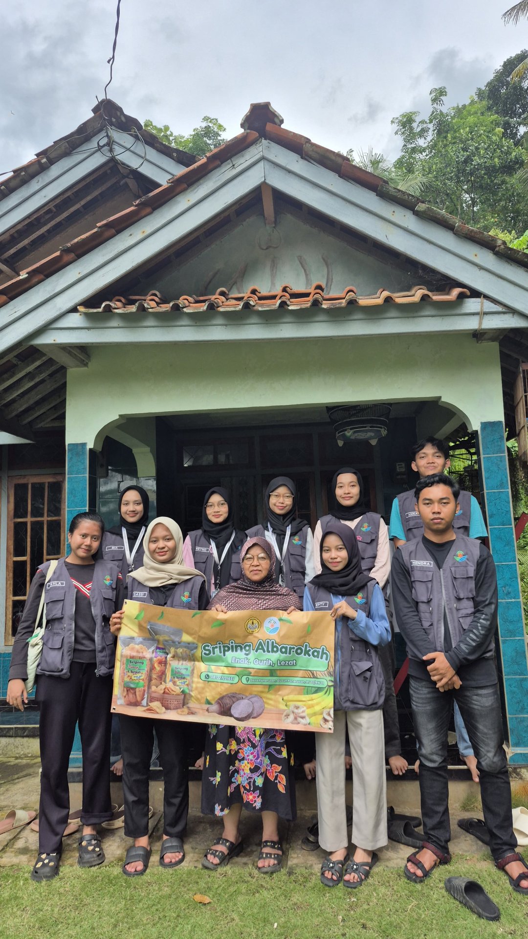 Penyerahan banner UMKM