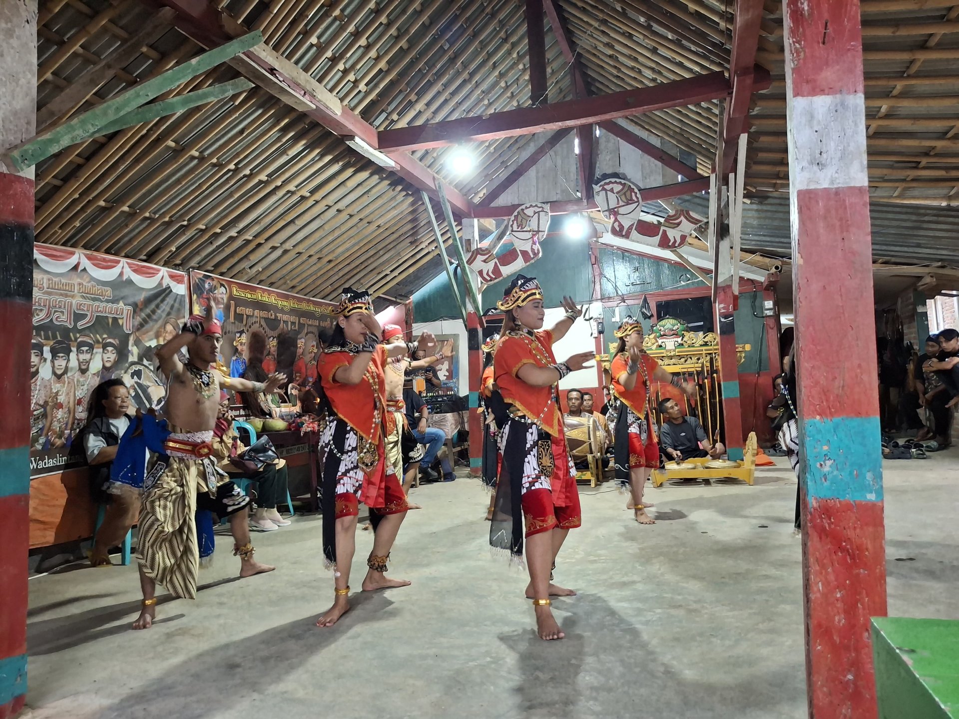 Mengunjungi acara kesenian Kuda Kepang di Desa Trimulyo