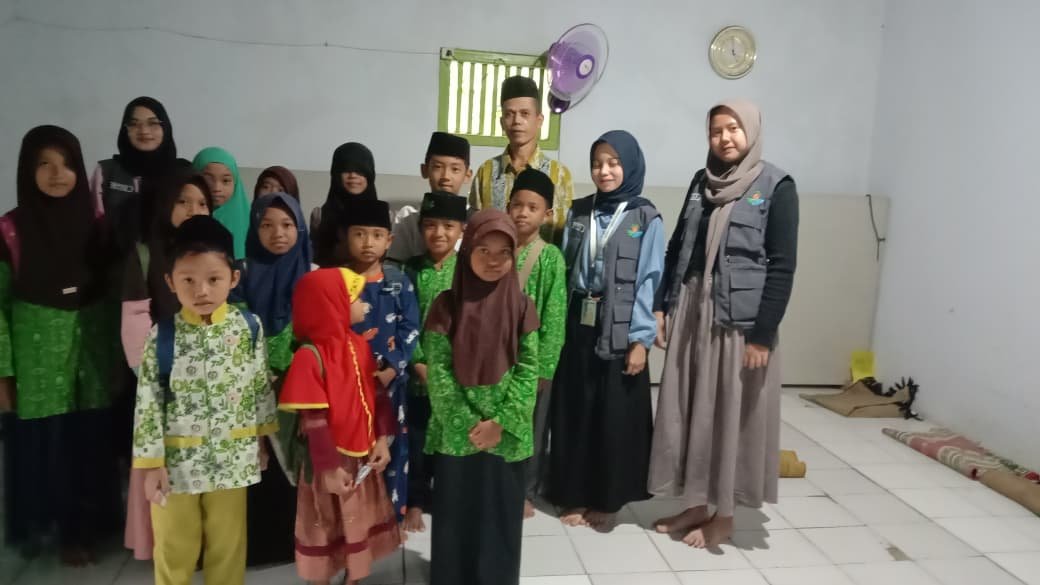 Penyerahan banner dan mengajar Madin