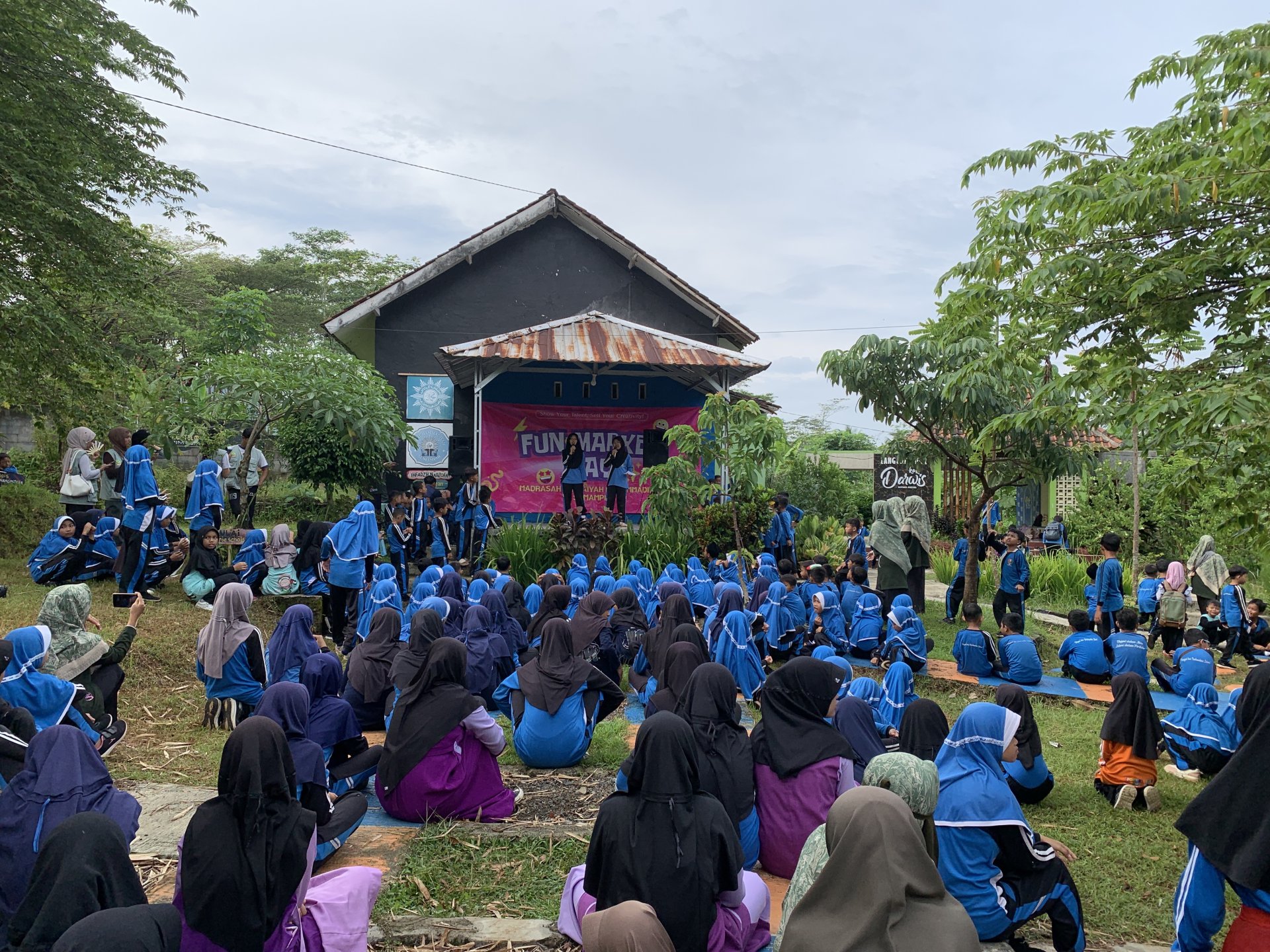 Mahasiswa KKN Desa Sumampir Periode Jan-Feb 2026. Pendampingan Fun Market Day MIMZUMA.