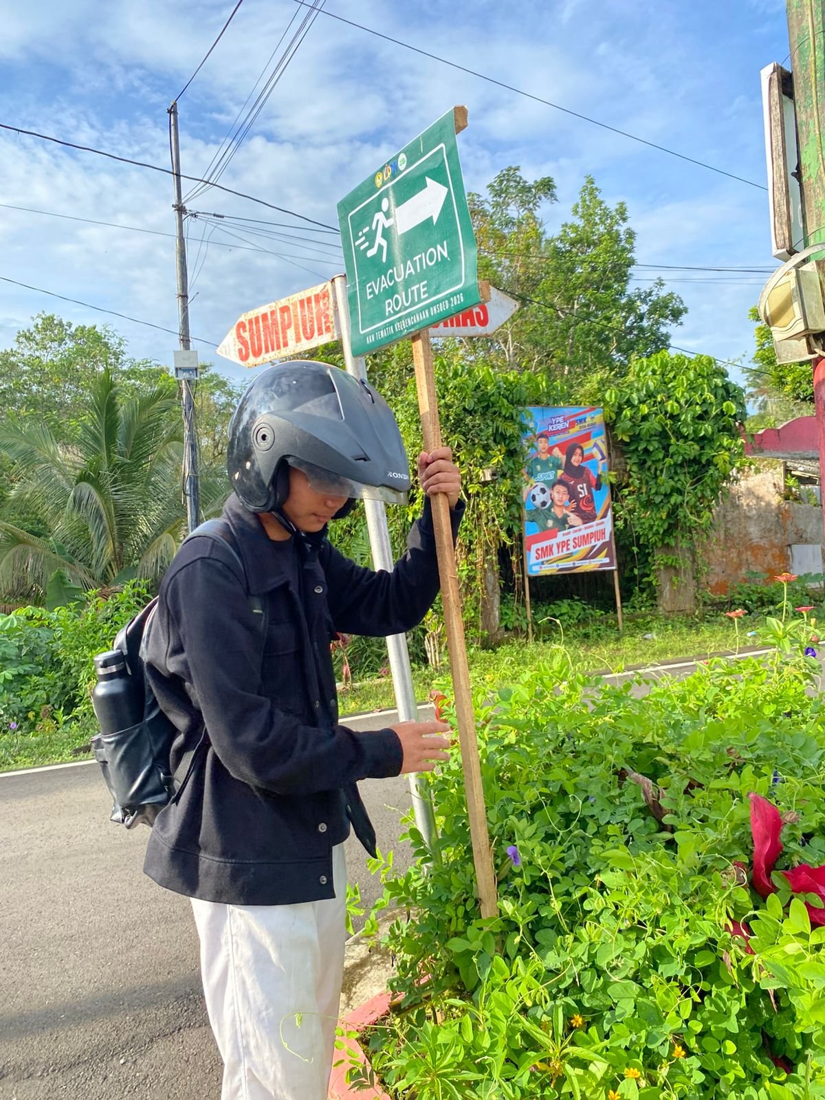 Pemasangan Rambu Jalur Evakuasi Terakhir