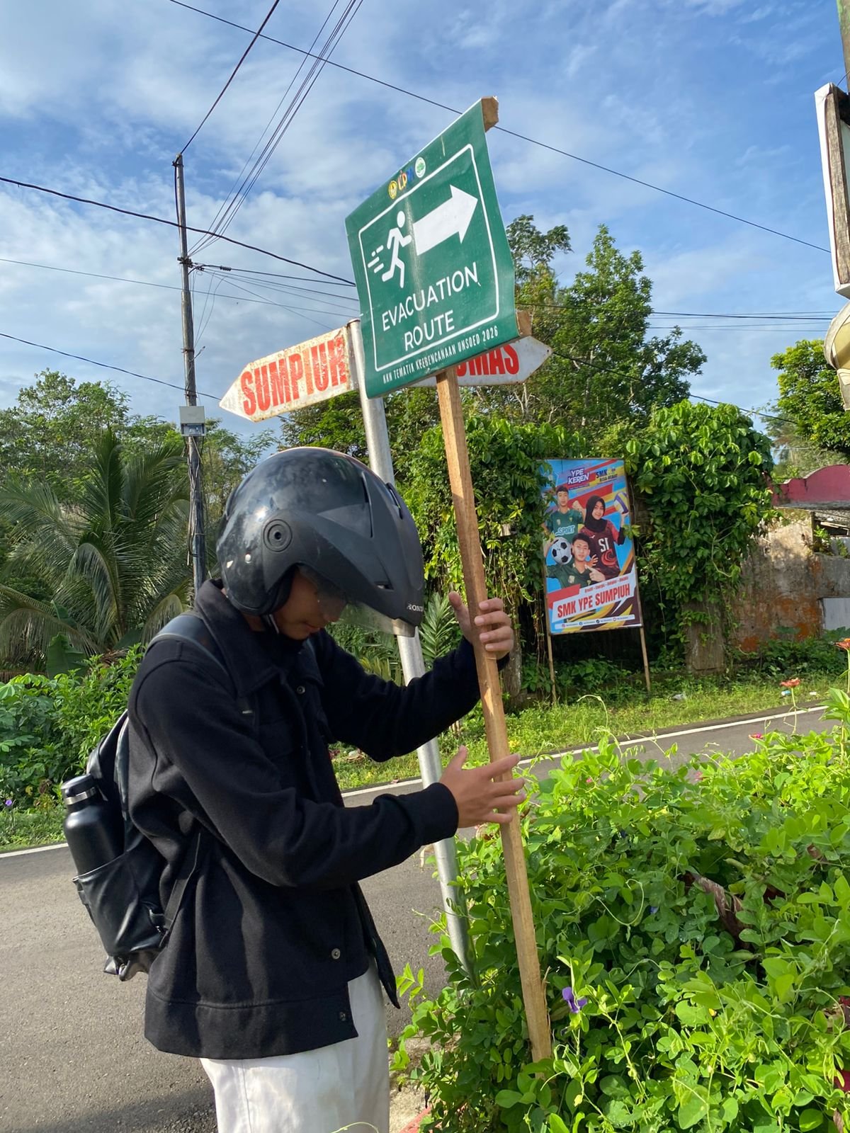 KKN Kemawi Pemasangan Rambu Evakuasi Tambahan
