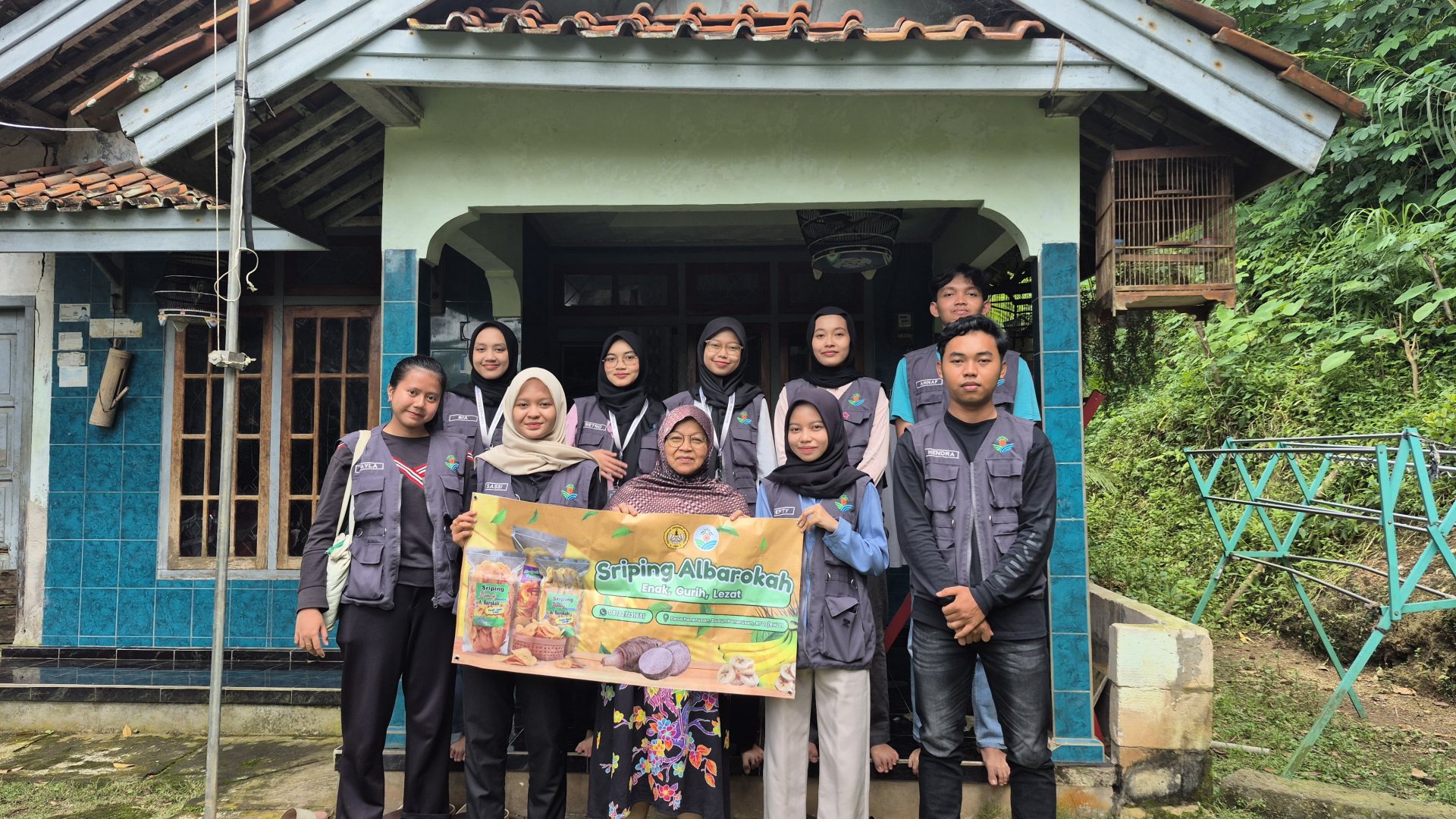 pemnyerahan dan pemasangan banner umkm sriping pisang bu ety