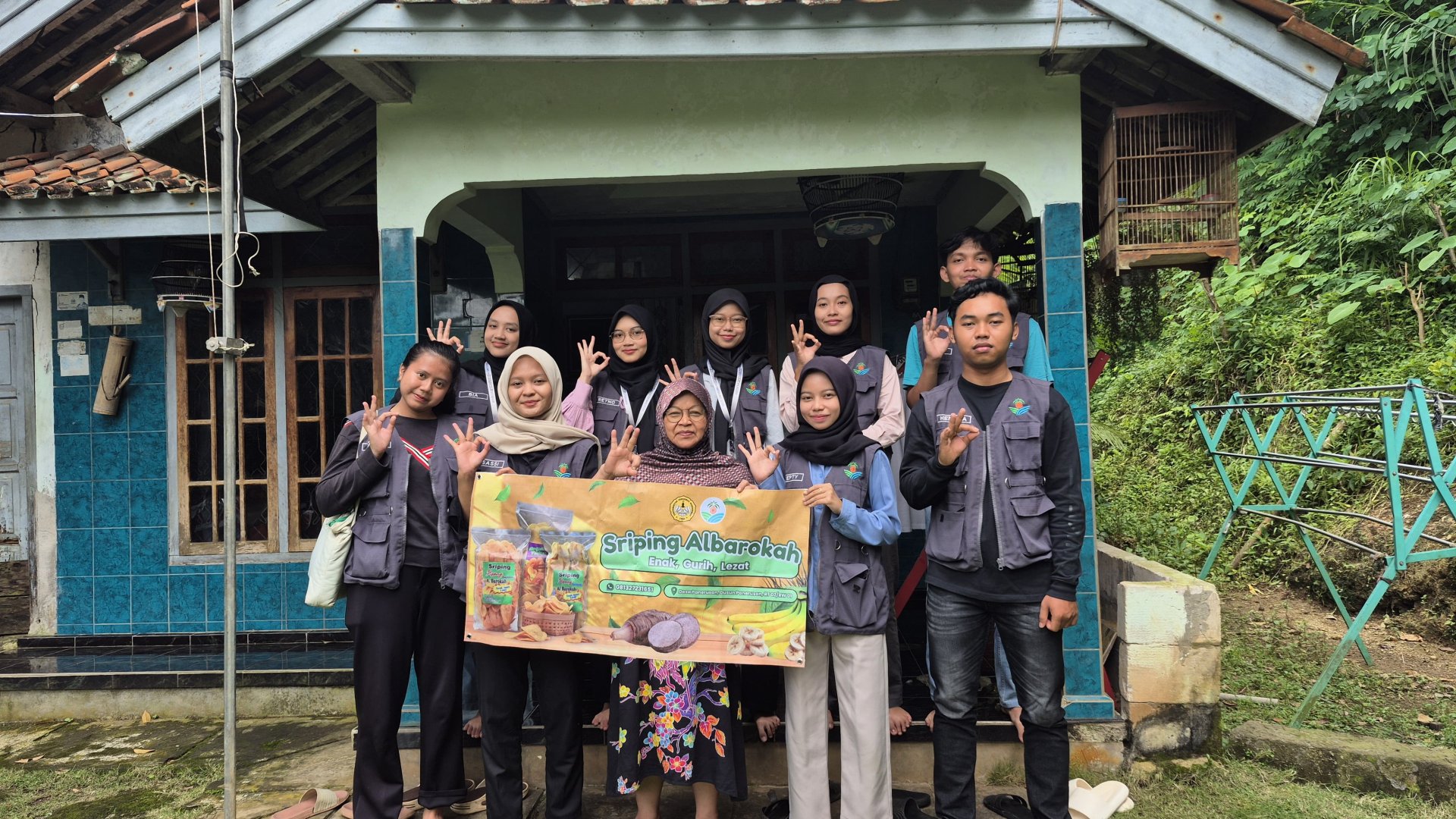 Menyerahkan banner UMKM sriping pisang dan sowan