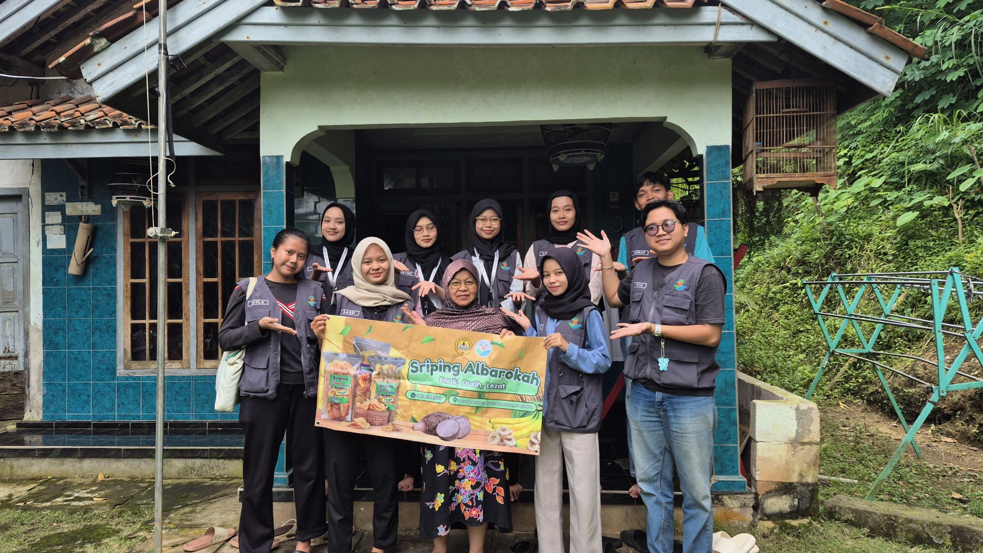 Penyerahan banner dan mengajar TPQ