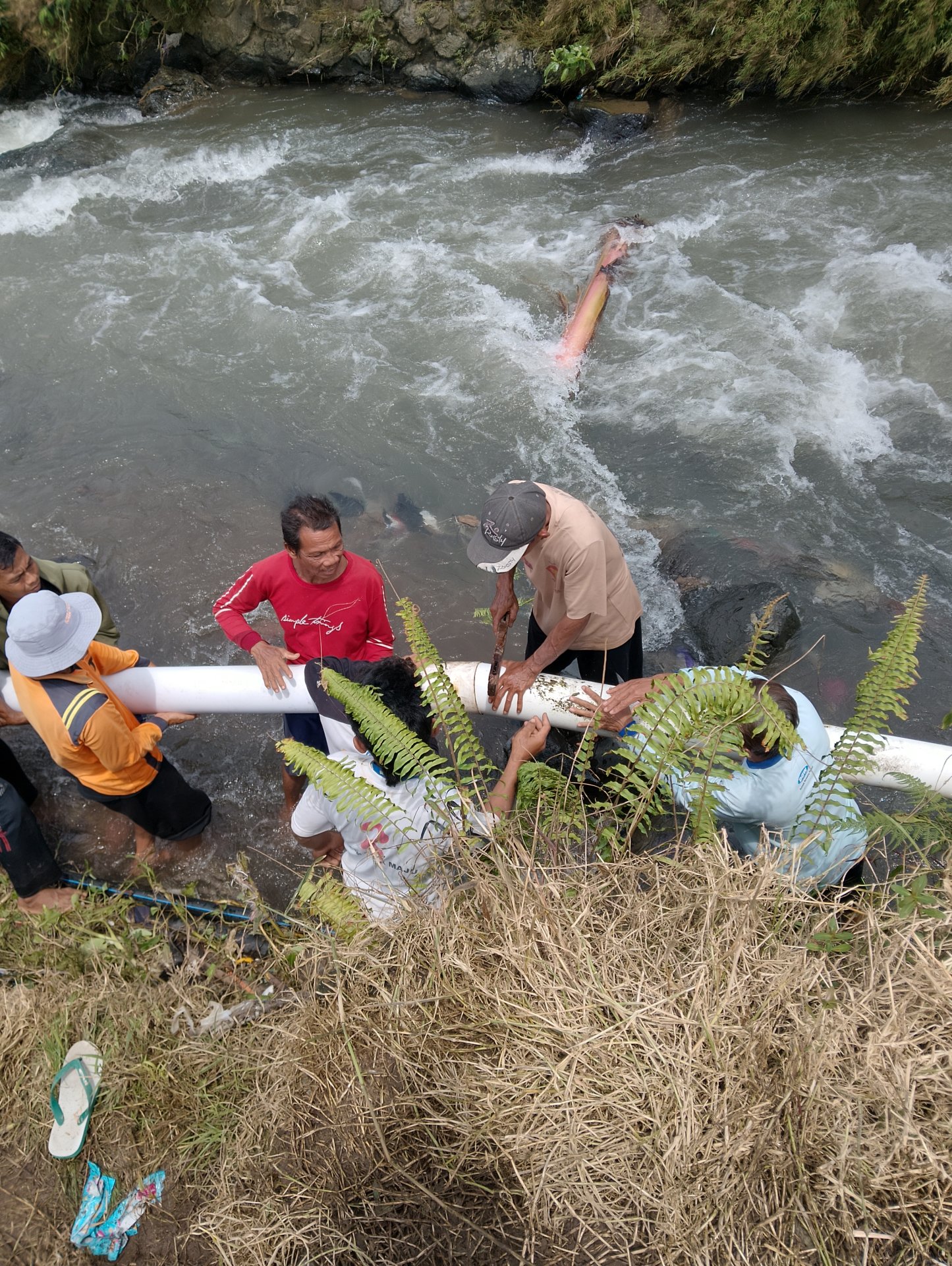 Kerja Bakti Perbaikan Pipa Air di Telaga Sodong