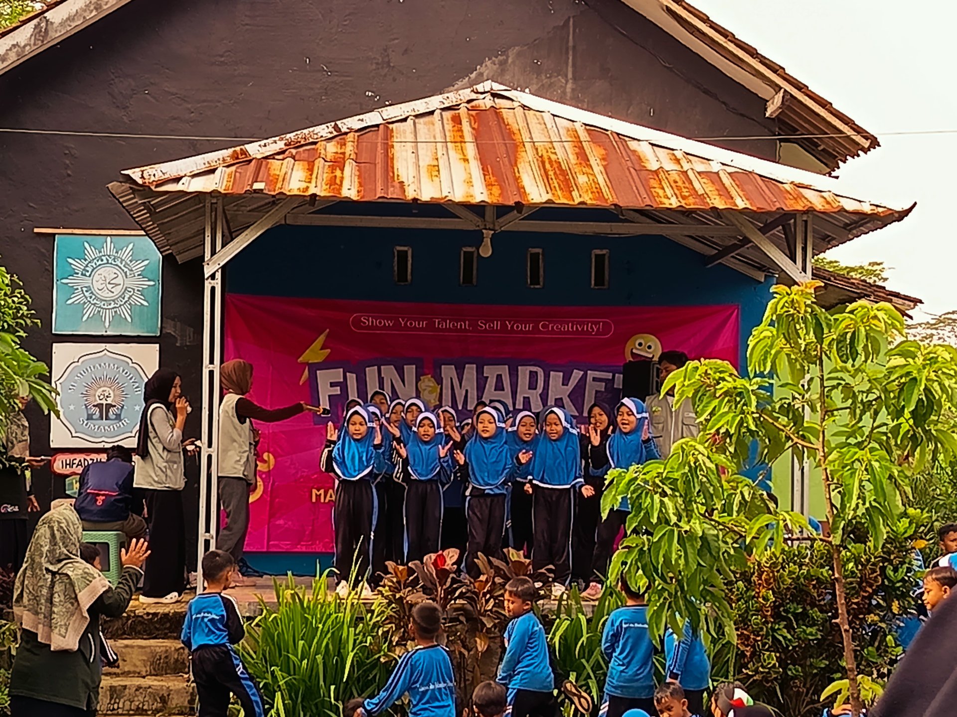 Melakukan Jalan Sehat, Fun Day, dan Market Day bersama MI Muhammadiyah Sumampir