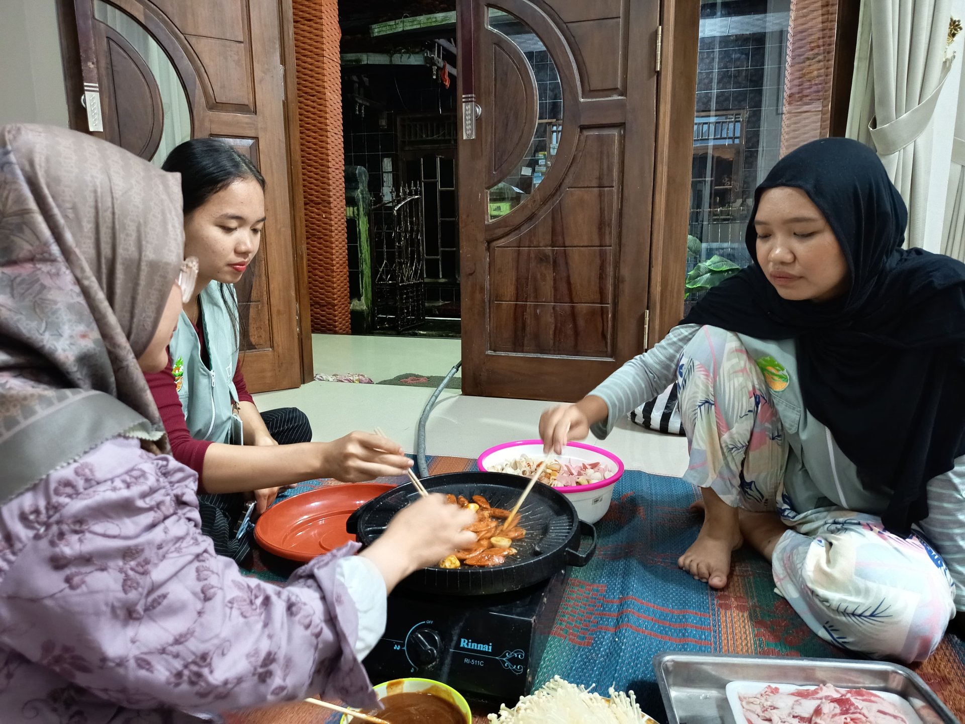 Makan Bersama dengan Ibu RT 02/RW 01