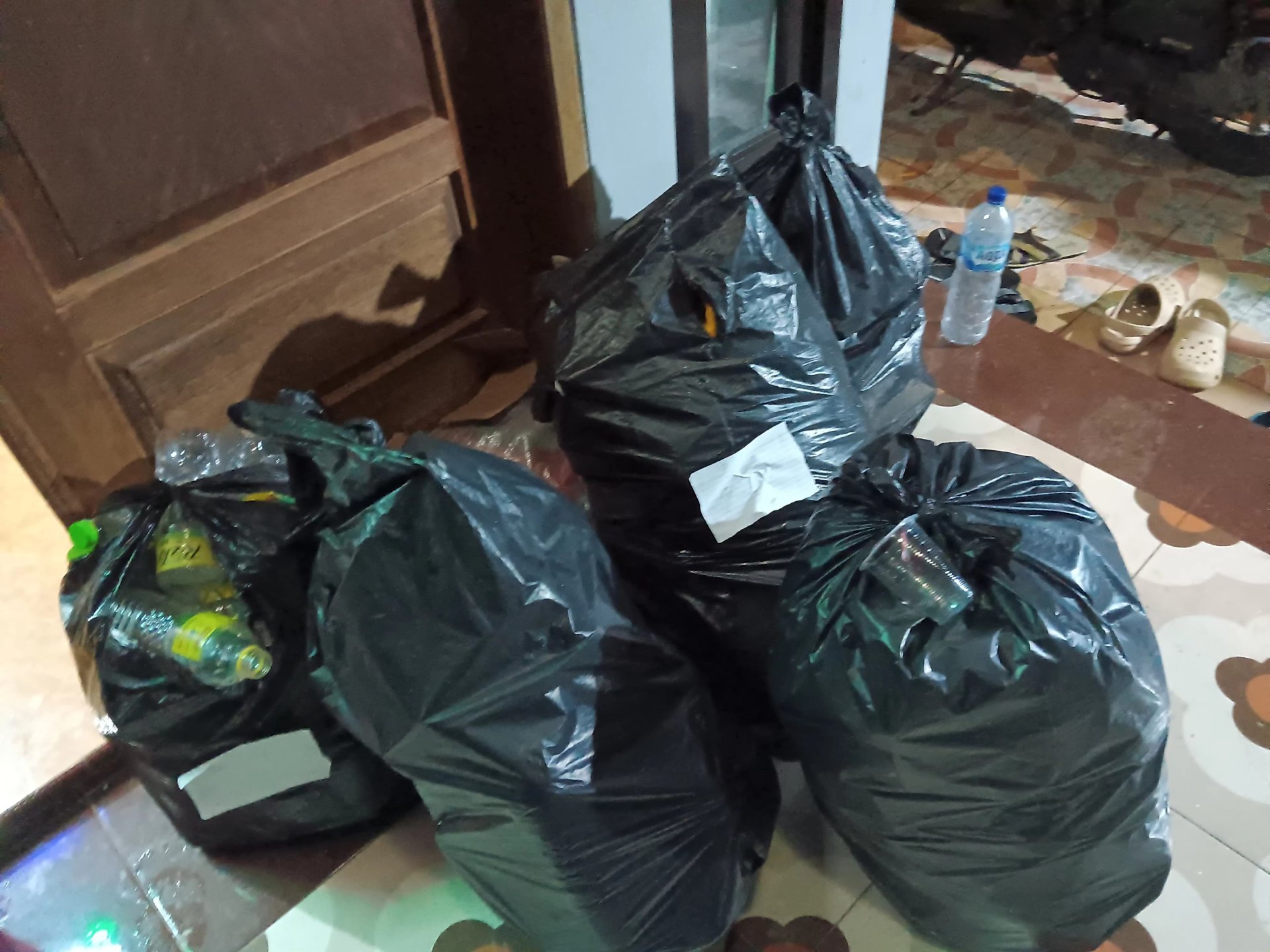 Penimbangan sampah di bank sampah dan kegiatan pengambilan video untuk profil desa