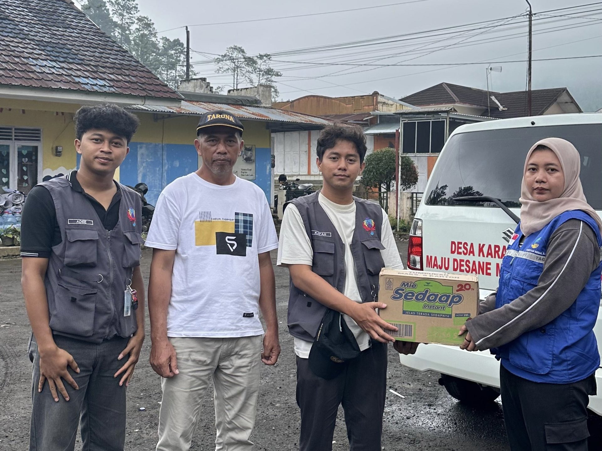 PENGANTARAN HASIL PENGGALANGAN DANA BERSAMA PEMDES KARANGBAWANG KE KORBAN BENCANA ALAM BANJIR DI SERANG PURBALINGGA