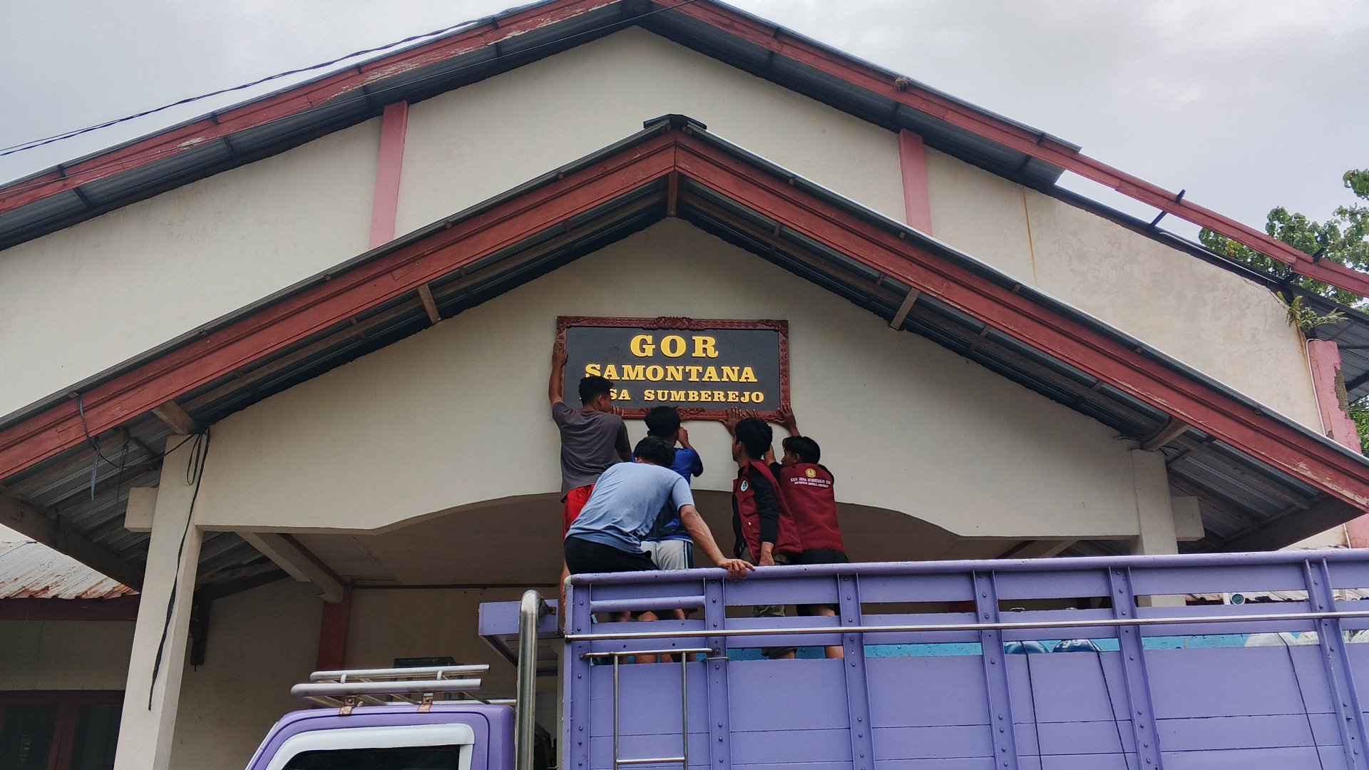 MELAKSANAKAN PROKER PEMDES PEMASANGAN NAMA GOR