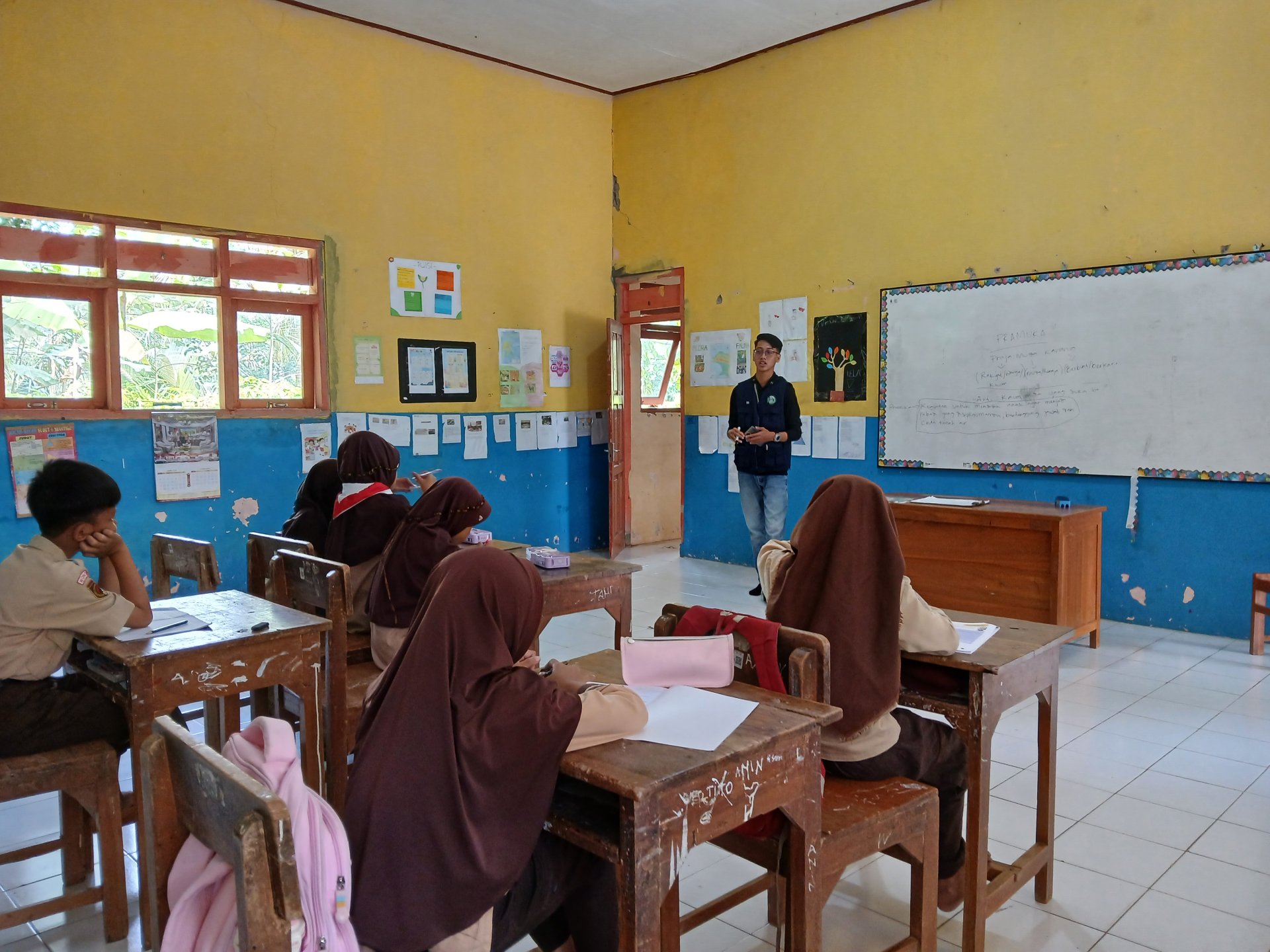 Pendampingan Belajar dan Kegiatan Sosial ke Masyarakat Desa Plunjaran