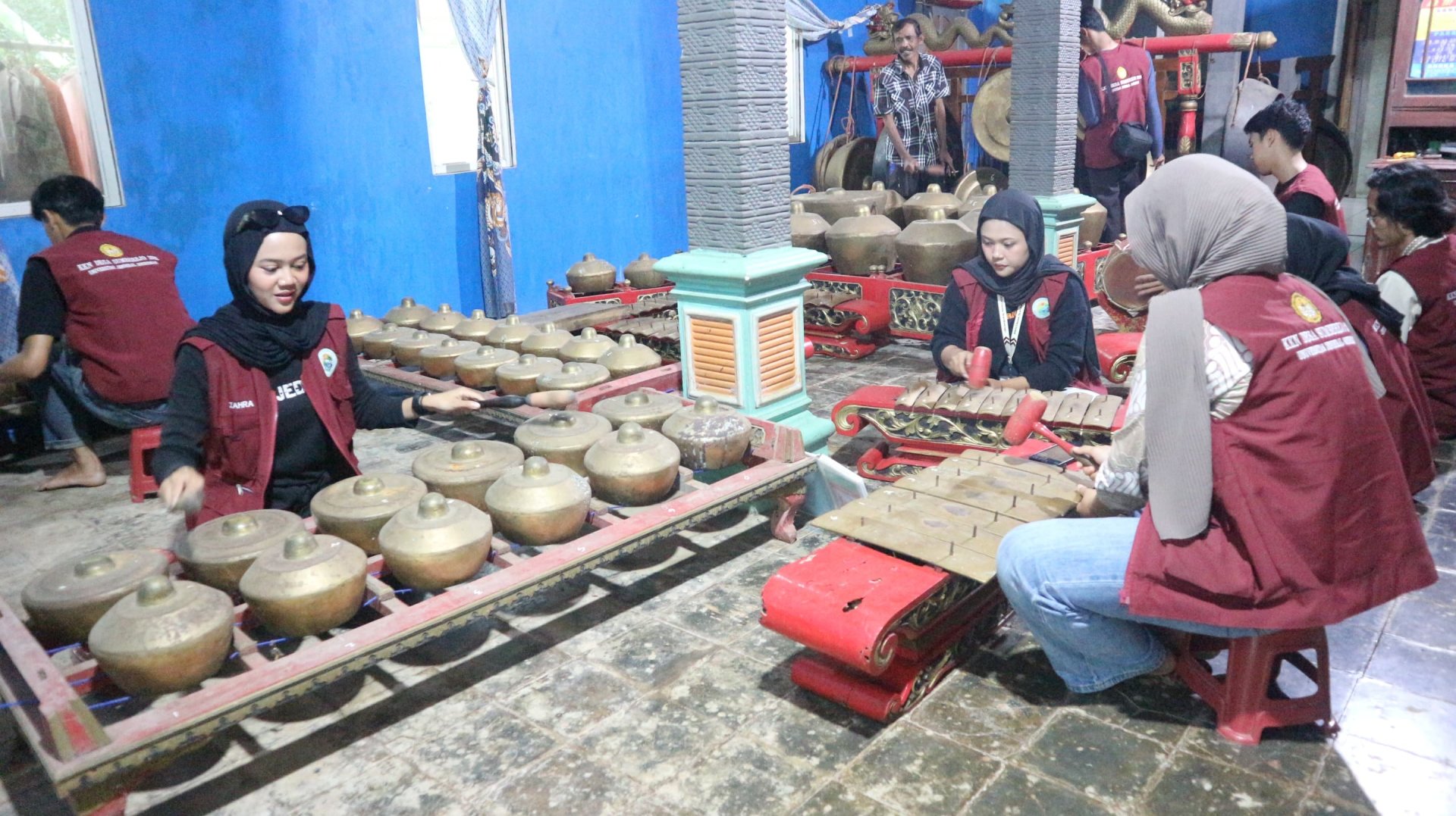MENGUNJUNGI KESENIAN GAMELAN DI DESA SUMBEREJO